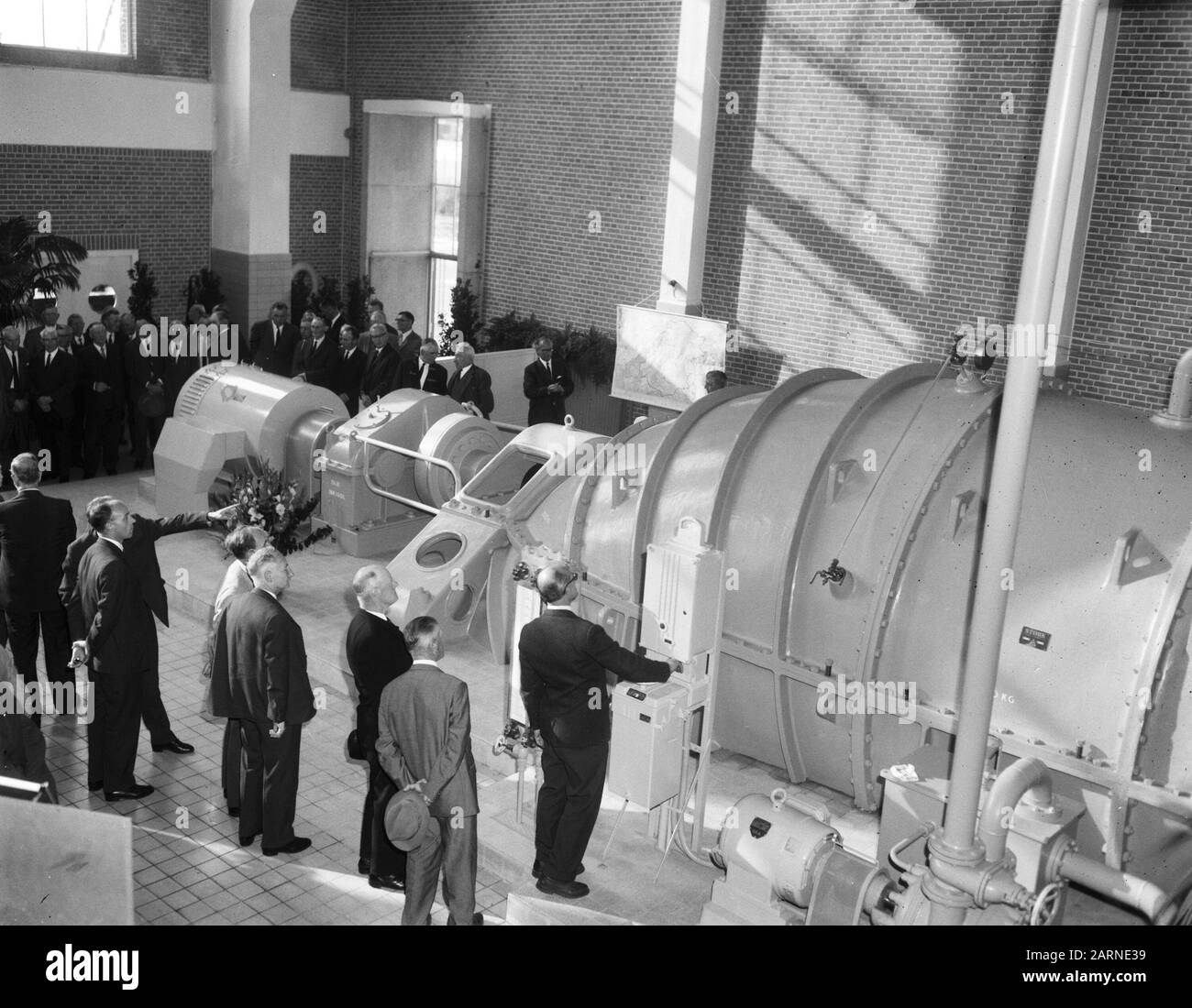 Fourth pump of pumping station Zeeburg officially in use by Mrs Van Holthe to Echten van Notten, overhand of the fourth pump pumping station Zeeburg Date: September 14, 1965 Keywords: ground Personal name: Zeeburg Stock Photo