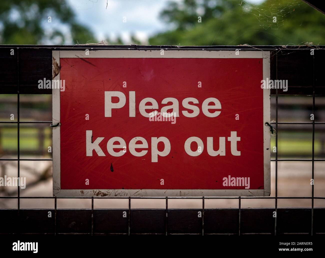 Please keep out sign on animal enclosure at zoo Stock Photo - Alamy