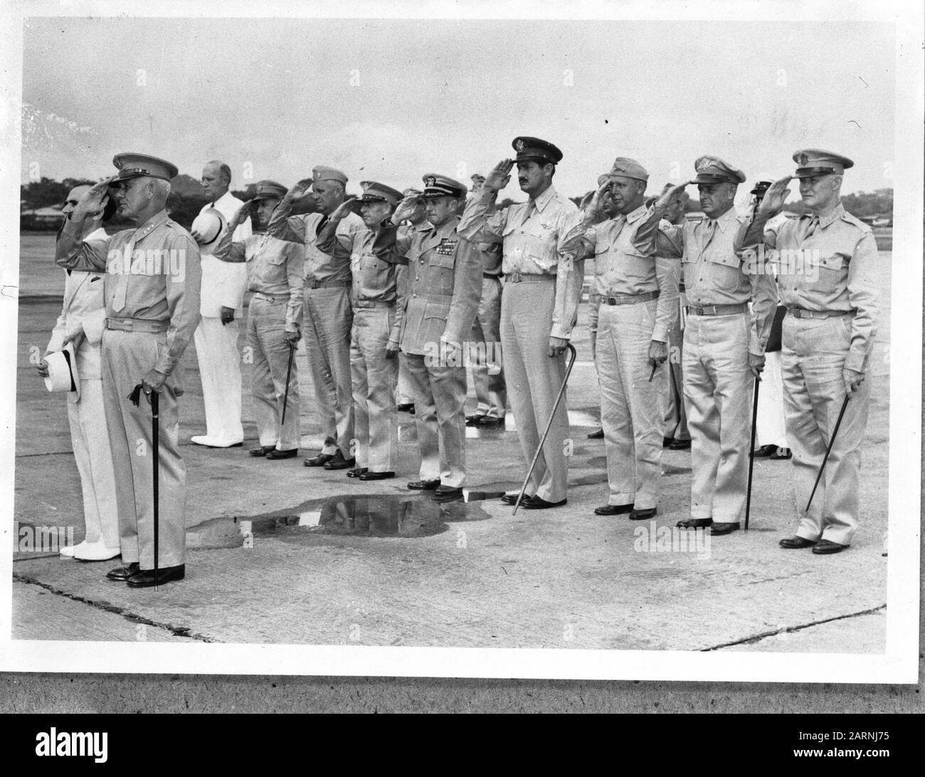 Governor Castle and Admiral Beatty arrive at Albrook Field (Panama). The Governor of the Netherlands Antilles Dr. P.A. Castle with next to him Lieutenant General George H. Brett (commander Caribbean Defence Command and Panama Canal Department) while playing the Dutch and American folk songs. Behind them (vnr) Major General Joseph C. Mehaffey (Governor of Panama Canal); Maj-Gen W.E. Shedd (Head of Antilles Department), Rear Admiral Frank E. Beatty (Marine Commander Curaçao), Maj-General E.F. Harding (Commander Panama Mobile Force); Captain at sea Ellis S. Stone ( Commander 15th Naval District C Stock Photo