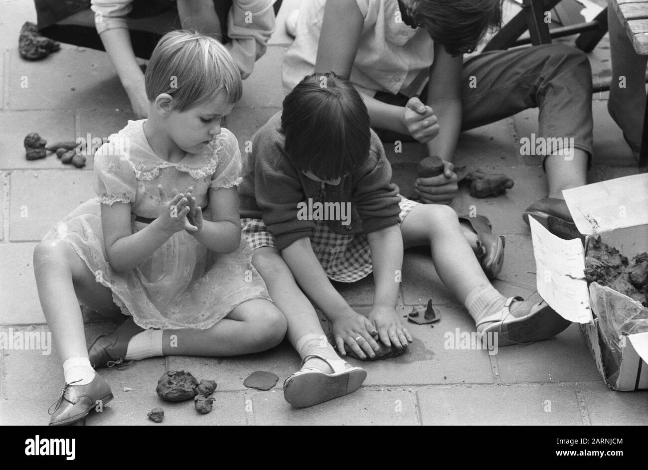 VKF; Holiday Children's Party in district centre d'Oude Stadt. Children modelling Date: 31 July 1961 Location: Amsterdam Keywords: children, holiday camps Stock Photo