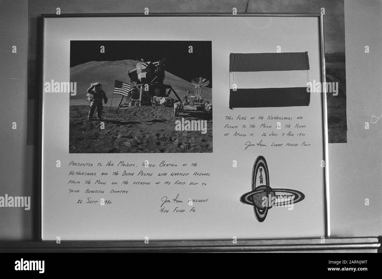 Pieter van Vollenhoven received at Palace Lange Voorhout by American astronaut Jim Irwin a Dutch flag, which had been 5 days on the moon  Flag and photo framed Date: September 26, 1980 Keywords: astronauts, flags Institution name: Palace Lange Voorhout Stock Photo