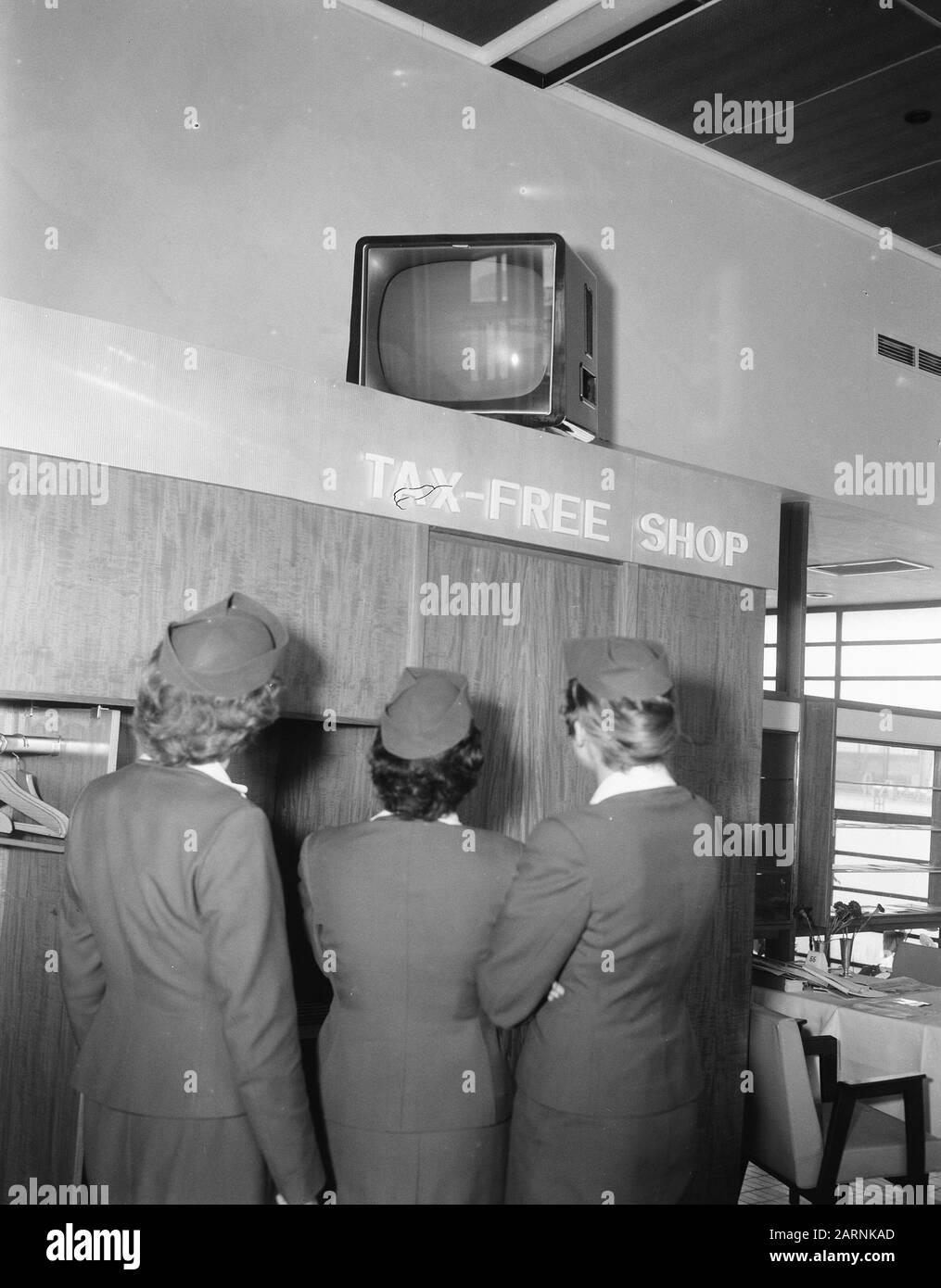 Wiretv distribution system on The Atom. Television receiver in the ICA hall with flight attendants Date: August 6, 1957 Keywords: STEWARDESSEN Stock Photo