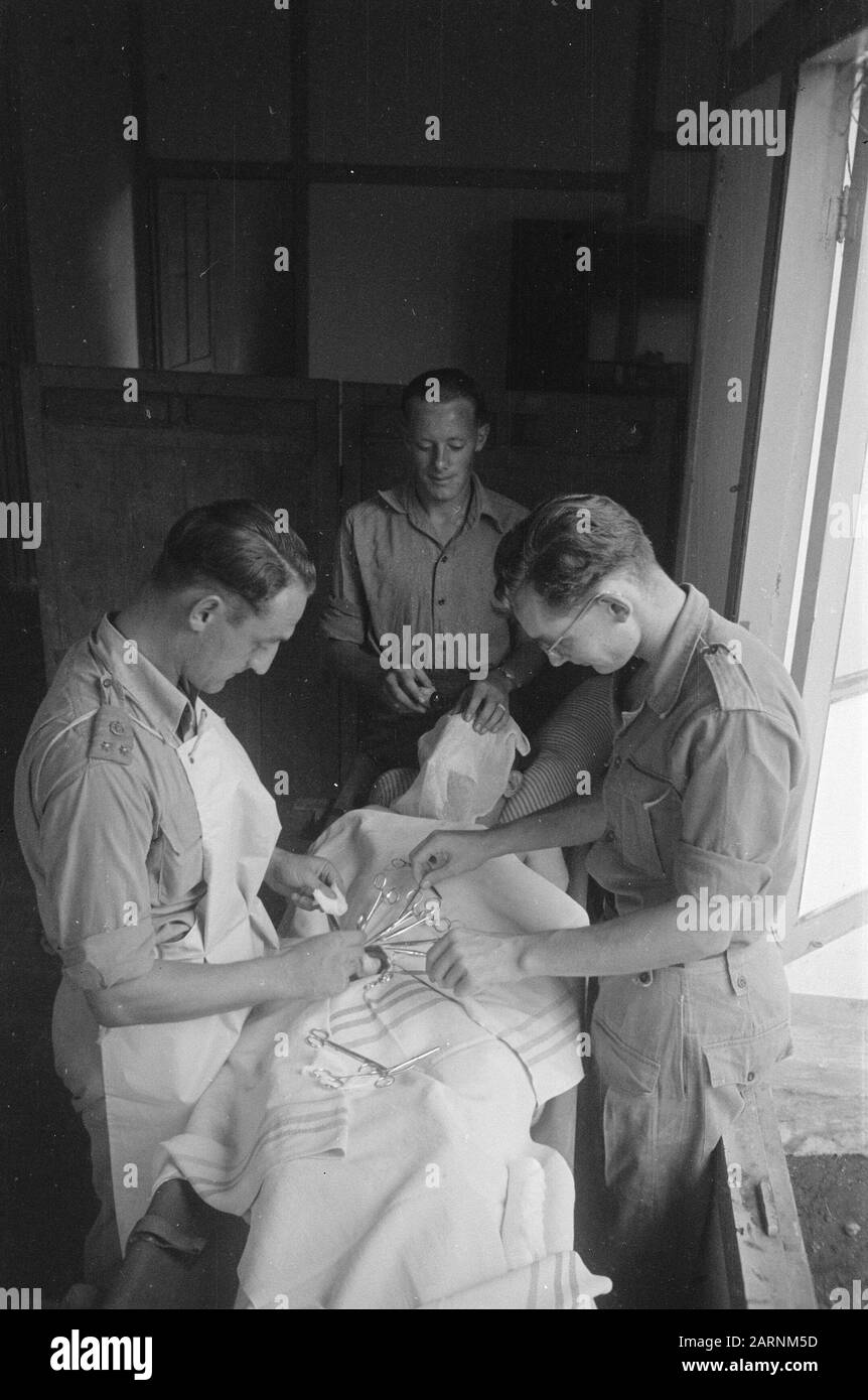 411 Infantry battalion (Poerwokerto, Bomiajoe, Keboemen]  At the hospital in Bomiajoe the doctor shows the boss what he can Date: February 1949 Location: Indonesia, Midden-Java, Dutch East Indies Stock Photo