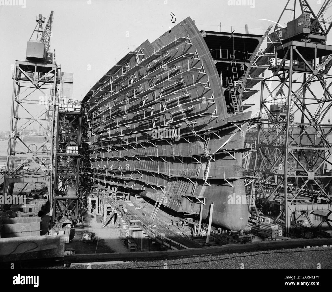 The flagship of the H.A.L. de Rotterdam under construction Date: 11 December 1957 Keywords: extension, flagships Person name: H.A.l. ' de Rotterdam' Institution name: RDM Stock Photo