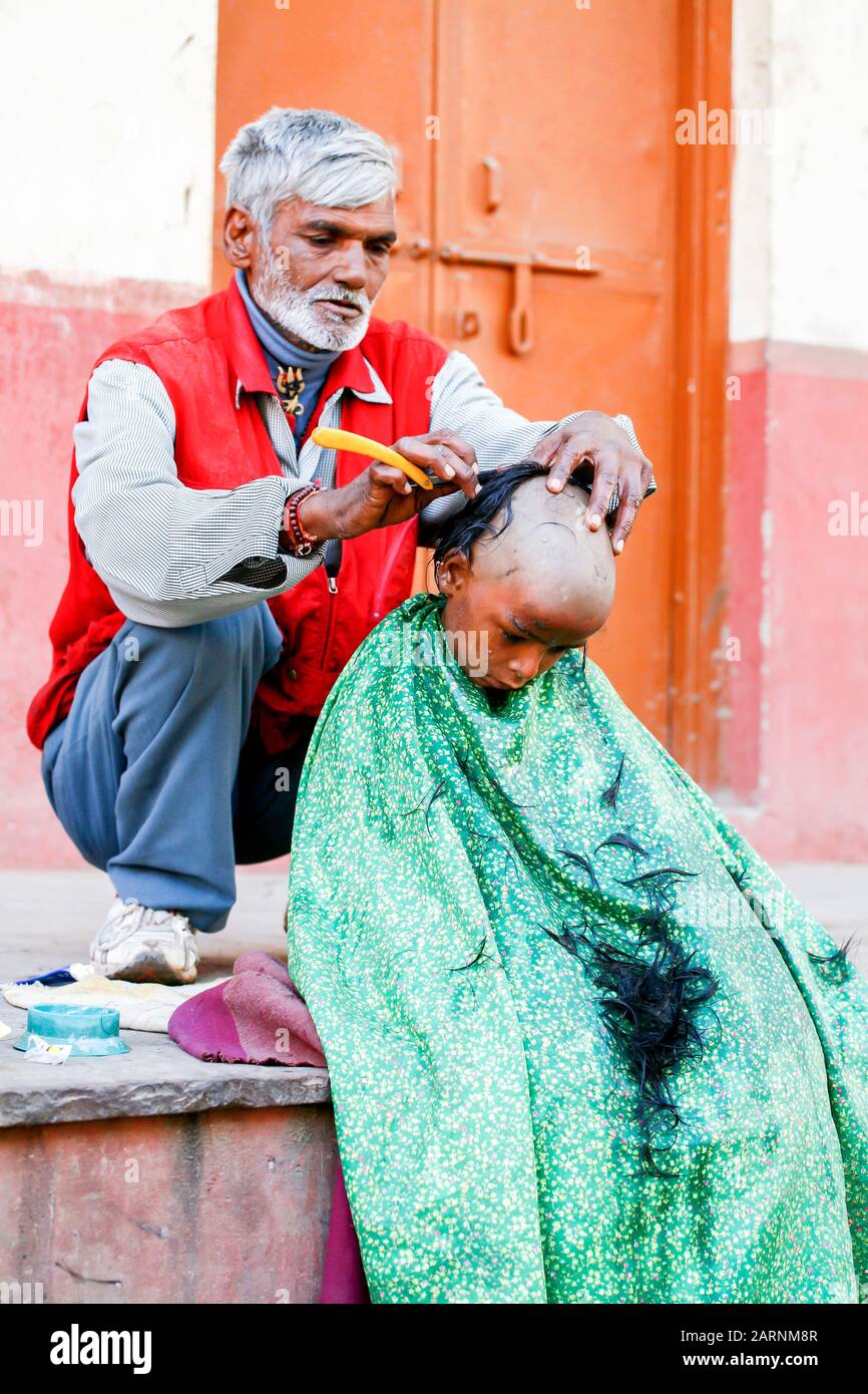 Indian head shave hi-res stock photography and images - Alamy Indian head shave hi-res stock photography and images - Alamy