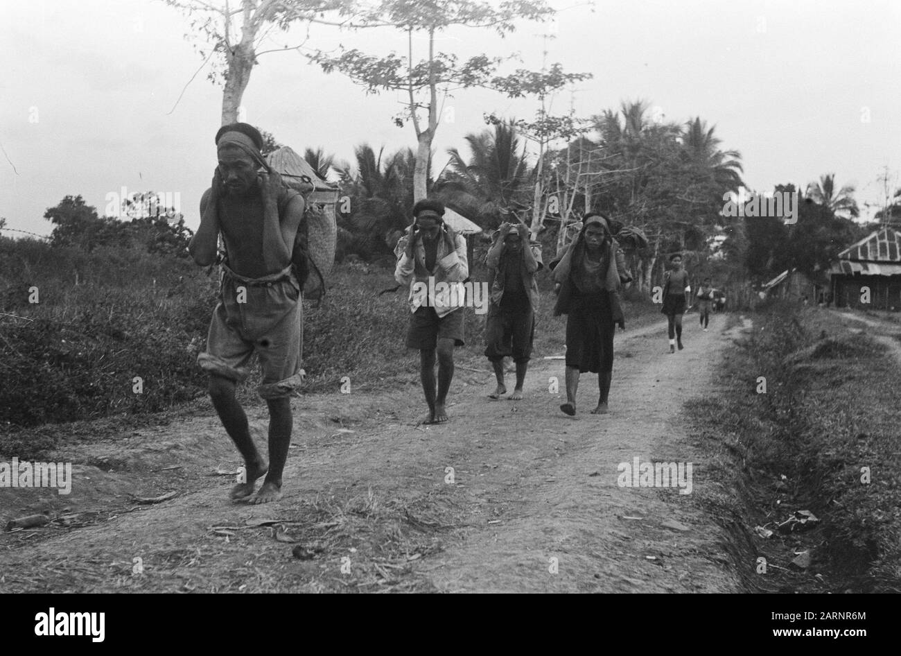 Recordings concerning border traffic  Tinggi Hari. People from over the status quolline are heavily loaded with agricultural products. Large quantities of them are sent to Lahat, to sell them there on the pasar Date: 29 July 1948 Location: Indonesia, Java, Dutch East Indies, Tinggi Hari Stock Photo