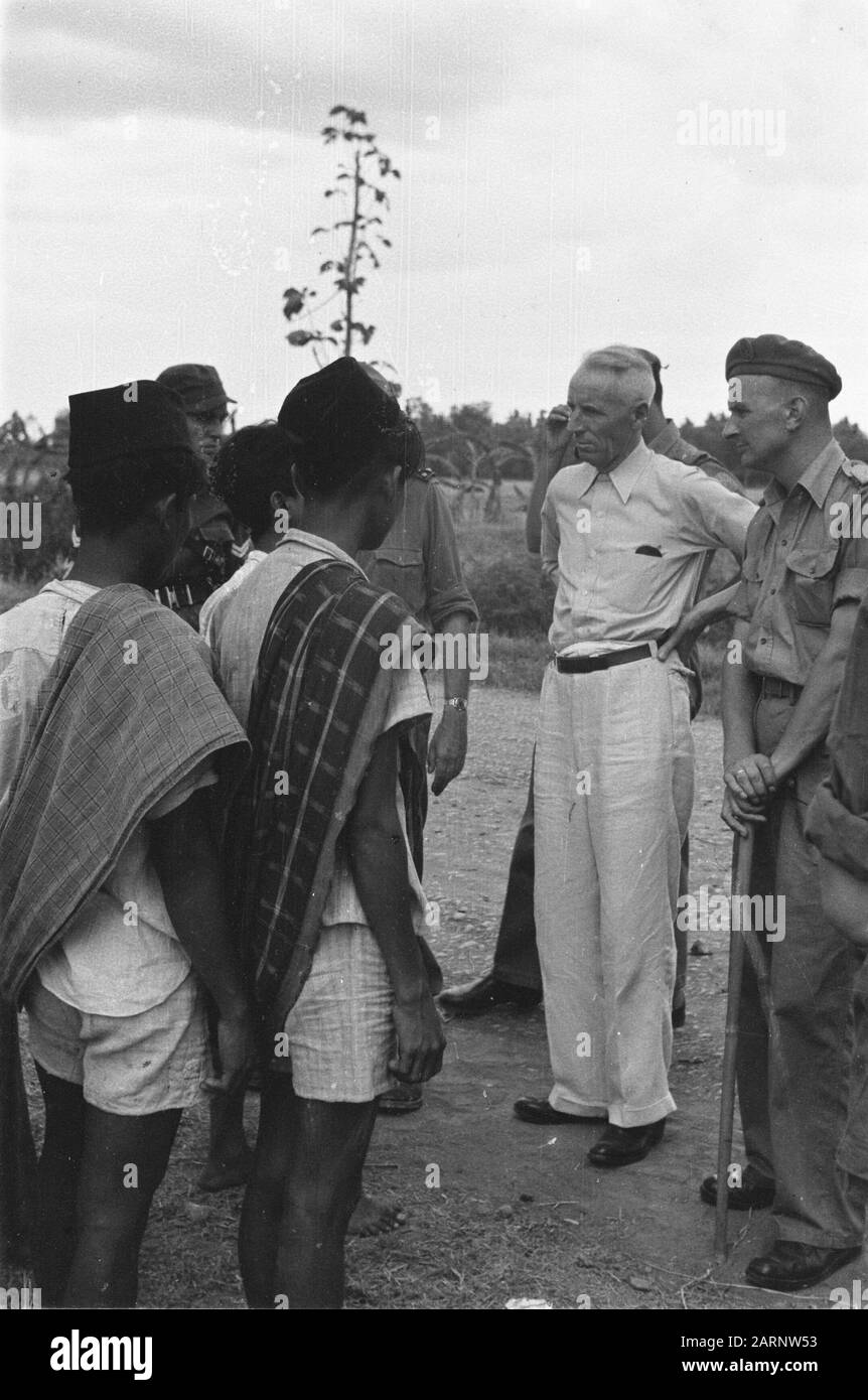 Visit of Van de Poll and Van de Kieft to Semarang  J. van der Kieft (Director of Workers' Pers) in conversation with young Indonesians (who go to a mosque or come from there? ). He is surrounded by officers Date: August 1, 1947 Location: Indonesia, Java, Dutch East Indies Stock Photo