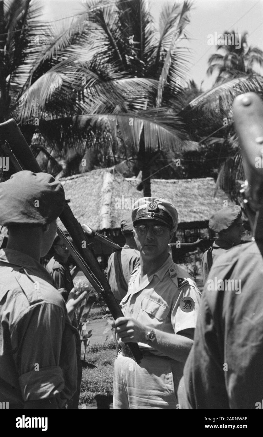 A major of XII Infantry KNIL (Gadjah Merah) holds a preloader Date: July 1947 Location: Indonesia, Dutch East Indies Stock Photo