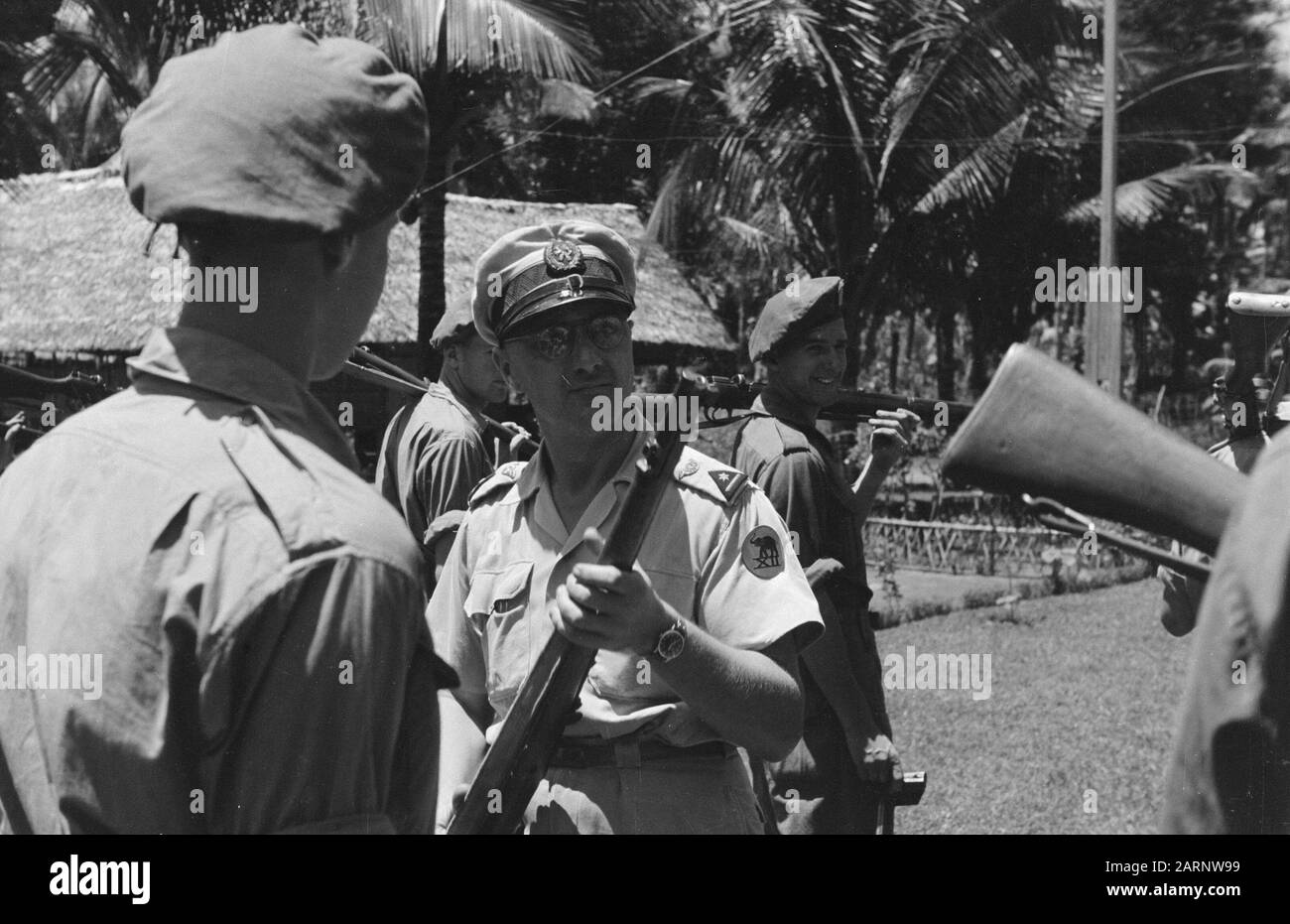 A Major of XII Infantry KNIL (Gadjah Merah) holds a preloader Annotation: Infantry XII operated on Bali Date: July 1947 Location: Indonesia, Dutch East Indies Stock Photo