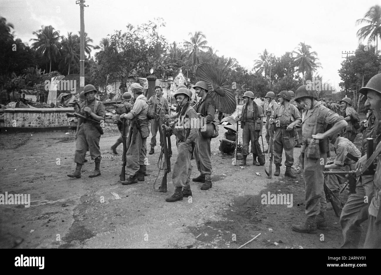 Advances 3-11 Regiment Infantry and 4-6 Regiment Infantry W-Brigade  During the march from Goemiwang to Bandjarnegara: the rear of an infantry part pulls Bandjarnegara within Date: 21 December 1948 Location: Indonesia, Java, Dutch East Indies Stock Photo