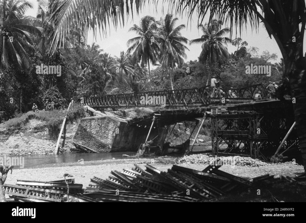 Proceeding to Fort van der Capellen and Fort de Kock (Anei Gorge)  [destroyed bridge with a newly constructed Bailey bridge] Date: 29 December 1948 Location: Indonesia, Dutch East Indies, Sumatra Stock Photo