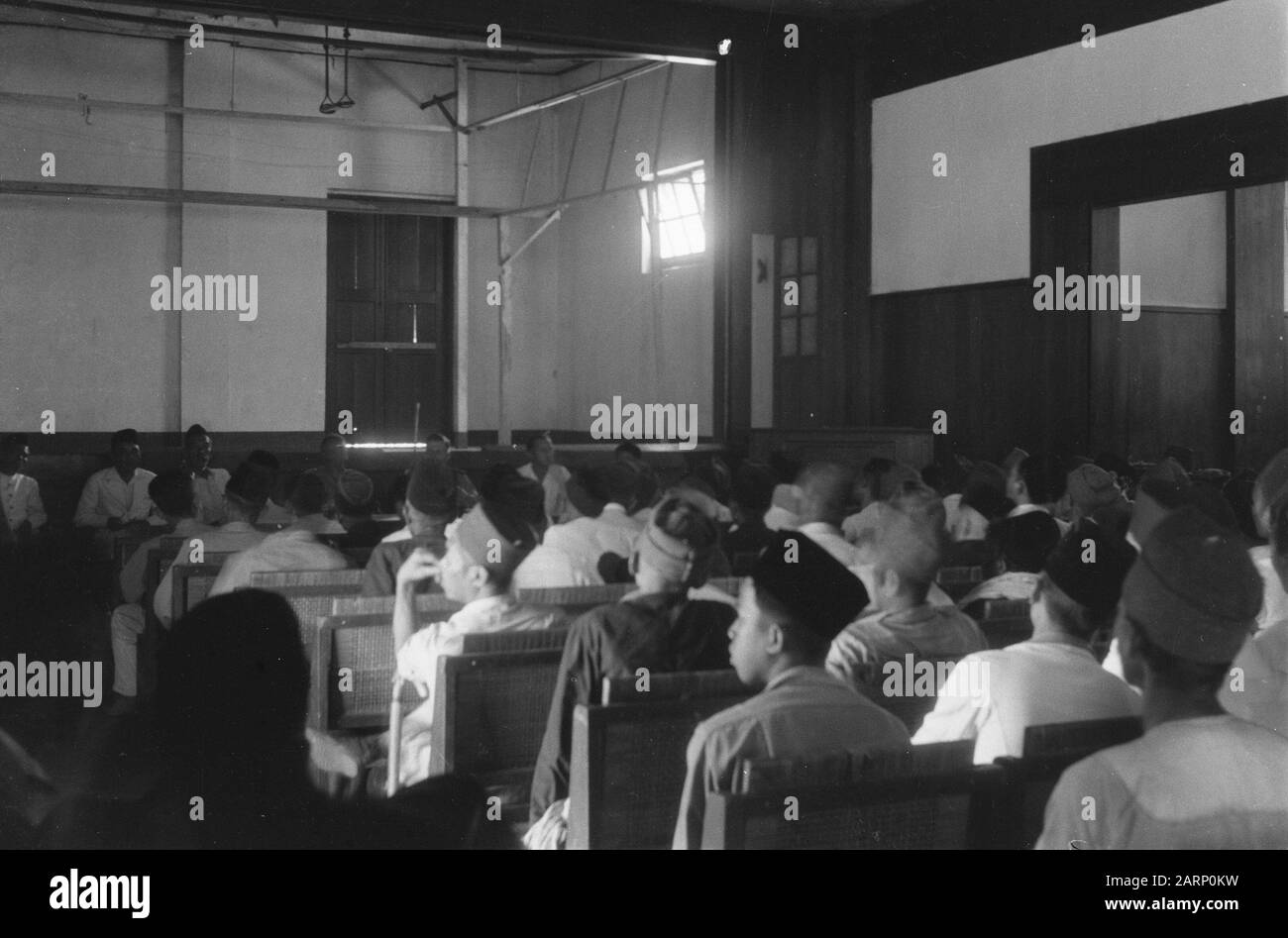 Surroundings Fort de Kock  [a hall filled with Indonesian men, many of whom wear peci] Date: February 14, 1949 Location: Indonesia, Dutch East Indies, Sumatra Stock Photo