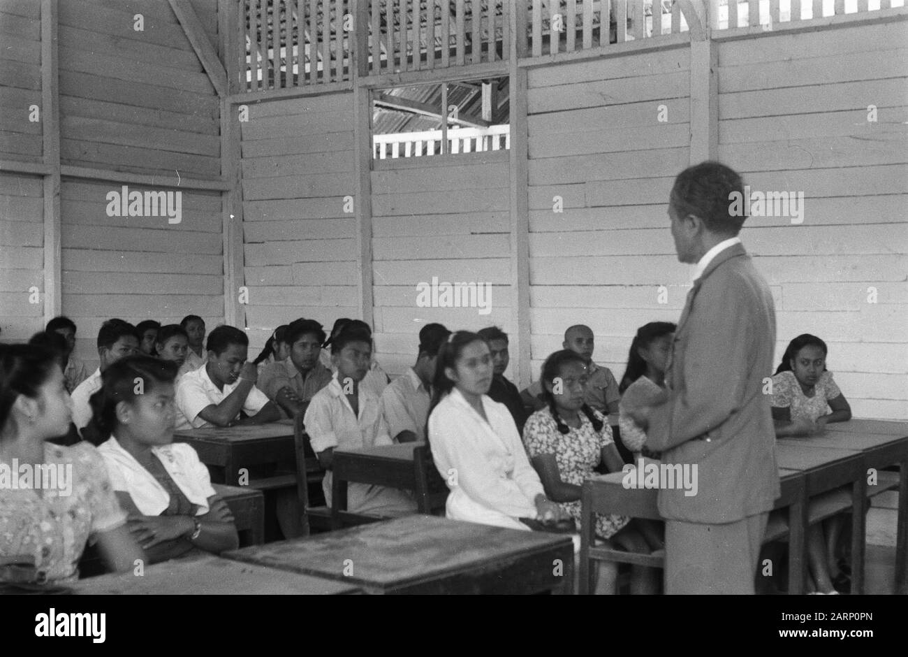 Surroundings Fort de Kock  An Indonesian man addresses high school children in a wooden room. Date: 14 February 1949 Location: Indonesia, Dutch East Indies, Sumatra Stock Photo