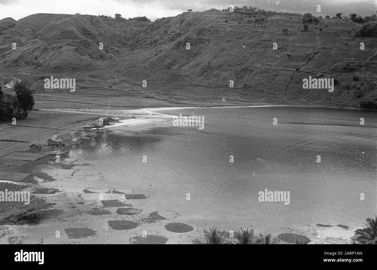 Republic: Dolok Simoembah, Prapat, Bidamanik, east of Pematang Siantar; purification actions on the East Coast of Sumatra  [View of Lake Toba] Date: 1 November 1947 Location: Indonesia, Dutch East Indies, Sumatra Stock Photo