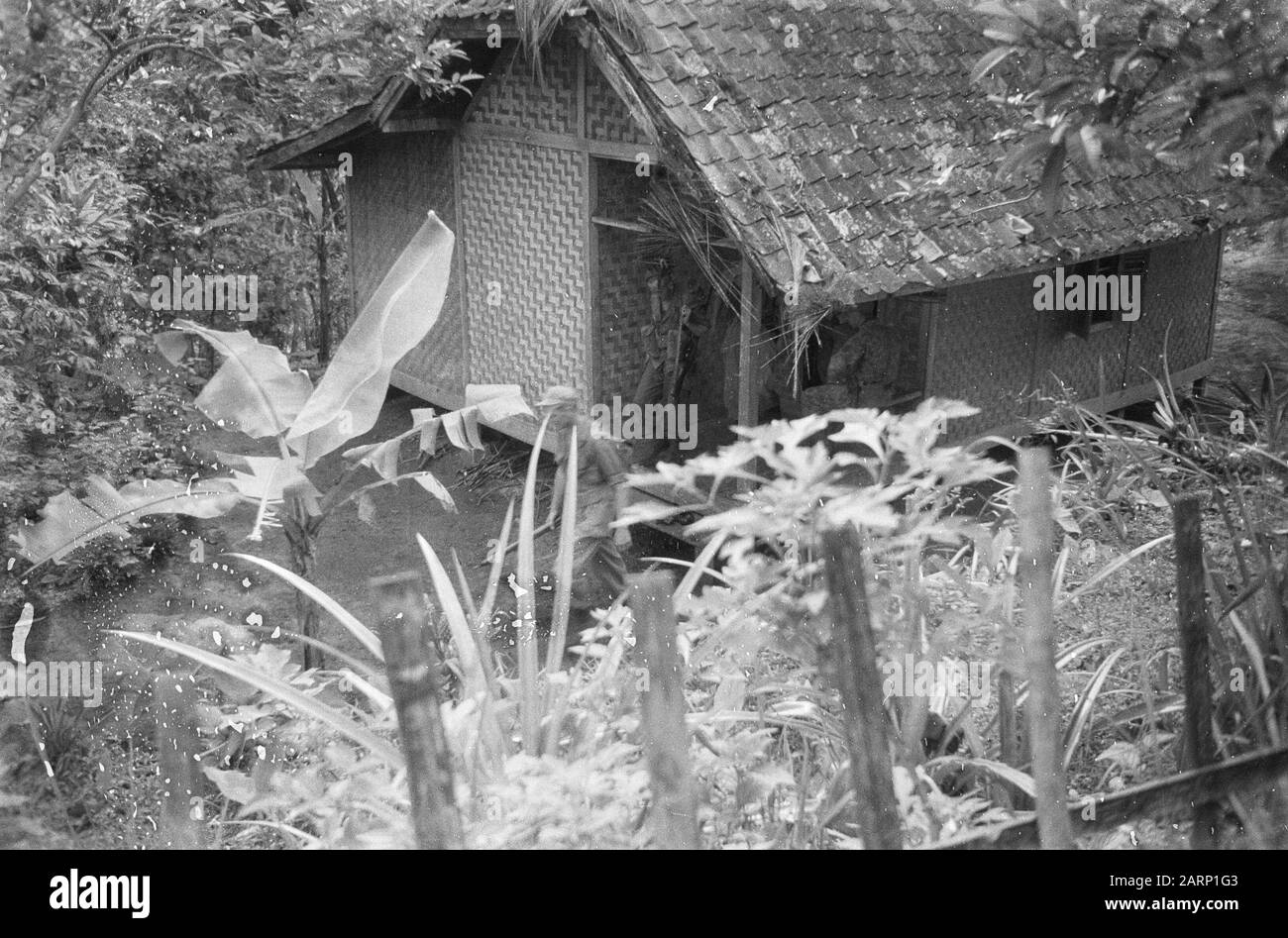 Action Regiment 3 Princess Irene Brigade  Sukaboemisector: Patrol scrupulously searches a house Date: 29 October 1947 Location: Indonesia, Dutch East Indies Stock Photo