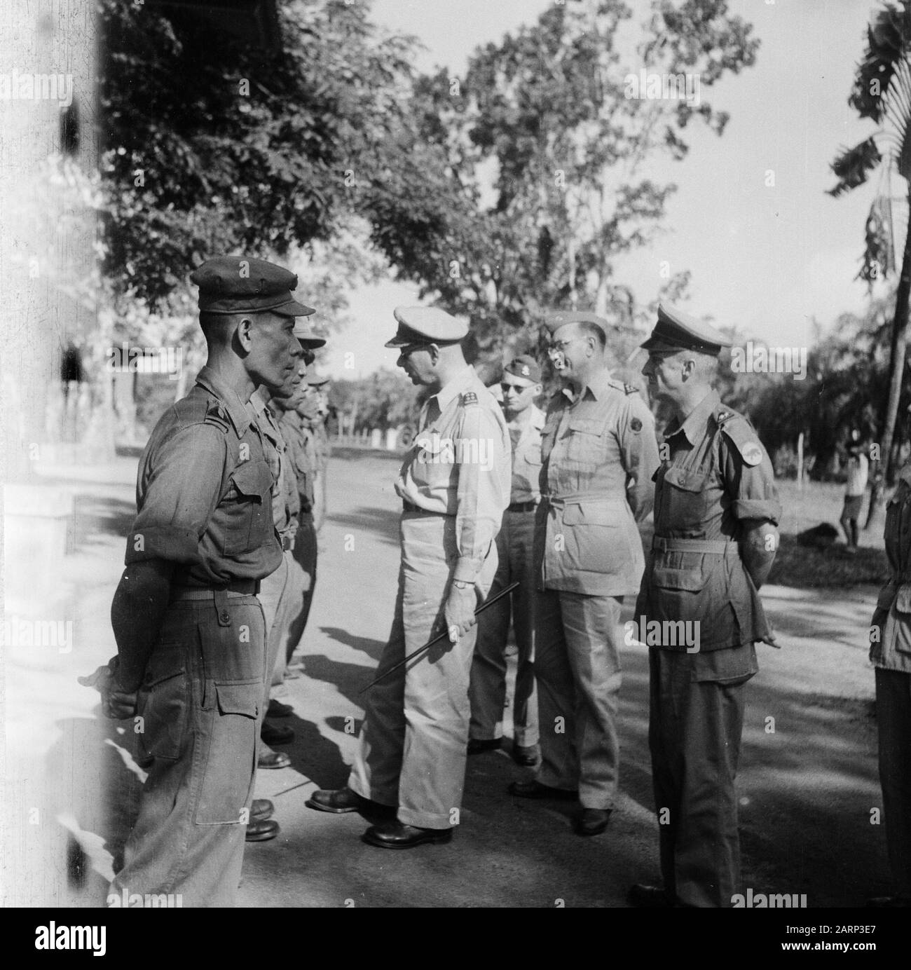[General Spoor speaks with a number of men. To the right a lieutenant-colonel of the KNIL brigade Bali-Lombok (Gajah Merah) Date: 1947/01/01 Location: Indonesia, Dutch East Indies Stock Photo