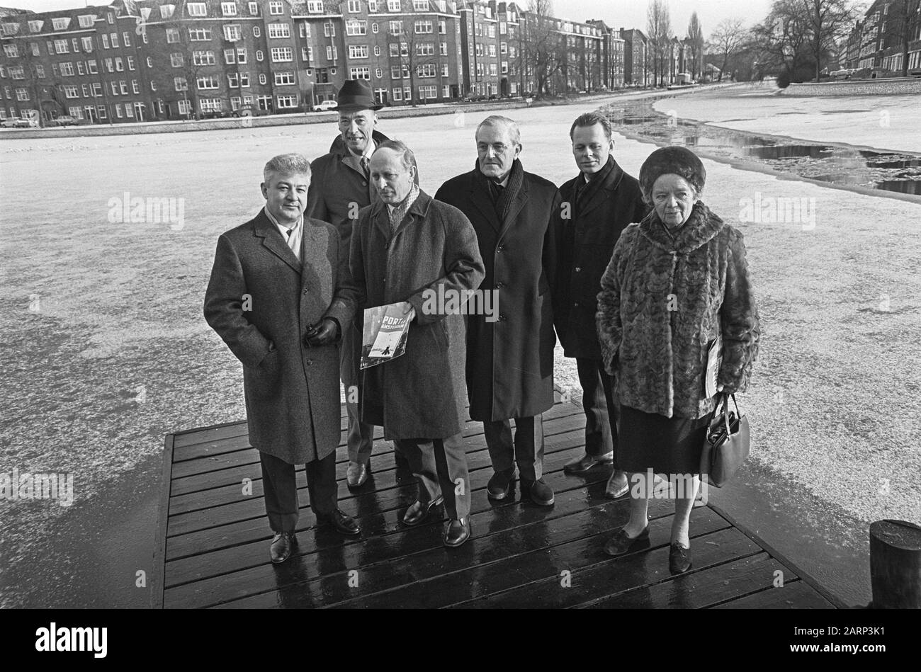 Jury for the competition of the City Hall of Amsterdam  V.L.N.R. architect Prof. H. Schader, architect Huig Maaskant, urban architect Chris Nielsen, J. Pedersen (City Architect Copenhagen), architect Frans van Gool and urban planner mej. Jacoba (Ko) Mulder Annotation: Schader correct name? Date: 13 January 1968 Location: Amsterdam, Noord-Holland Keywords: architects, juries, urban planners Personal name: Gool, Frans van, Maaskant, Huig, Mulder, Jacoba, Nielsen, Chris, Pedersen, J., Schader, H, Stock Photo