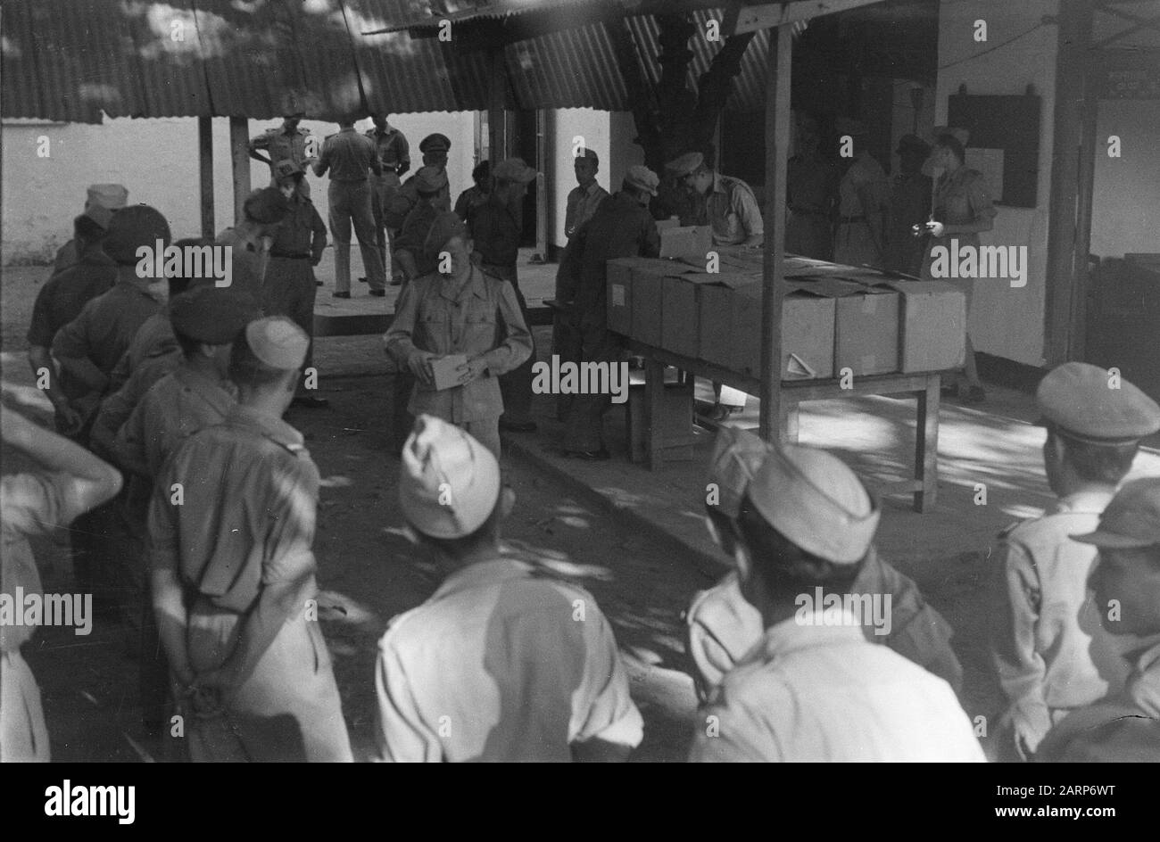 [Distribution and distribution packages to men] Date: 1947/01/01 Location: Indonesia, Dutch East Indies Stock Photo