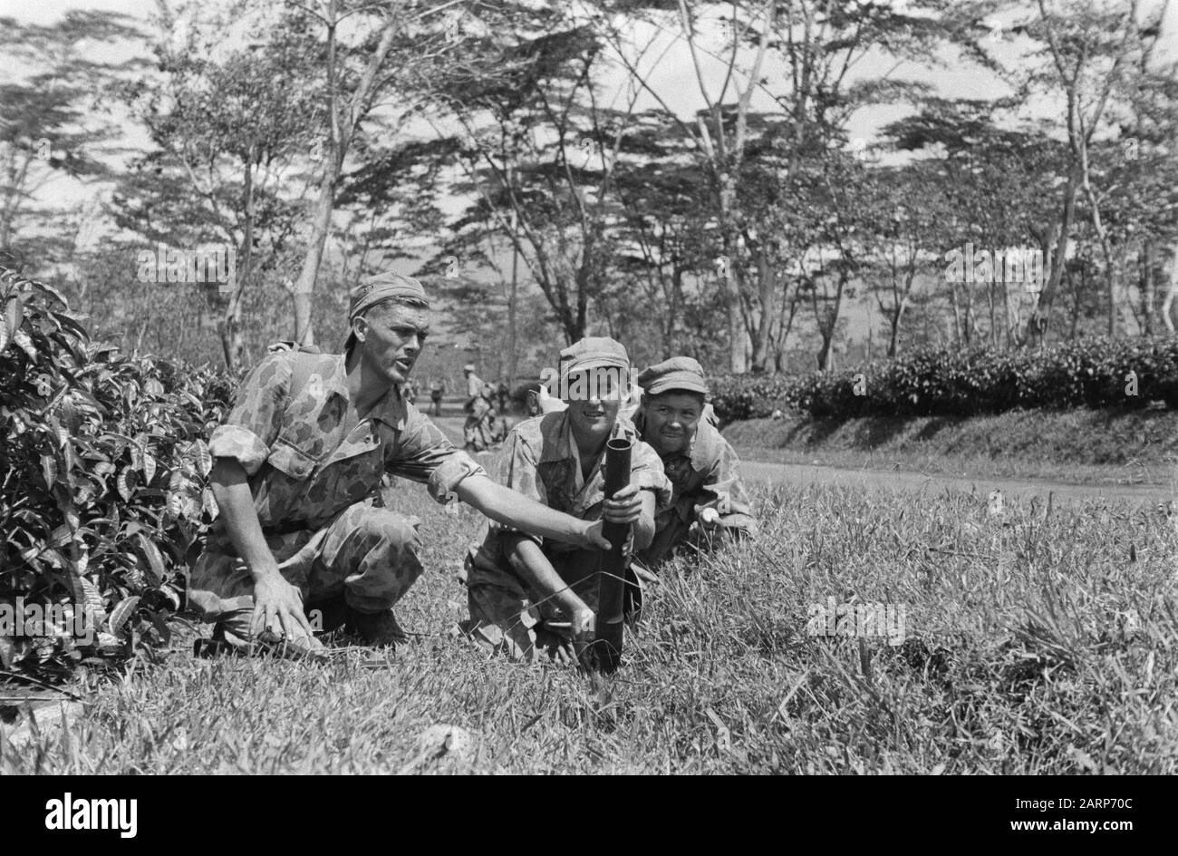 Three Dutch soldiers with a light mortar in the field Date: 1947/01/01 Location: Indonesia, Dutch East Indies Stock Photo
