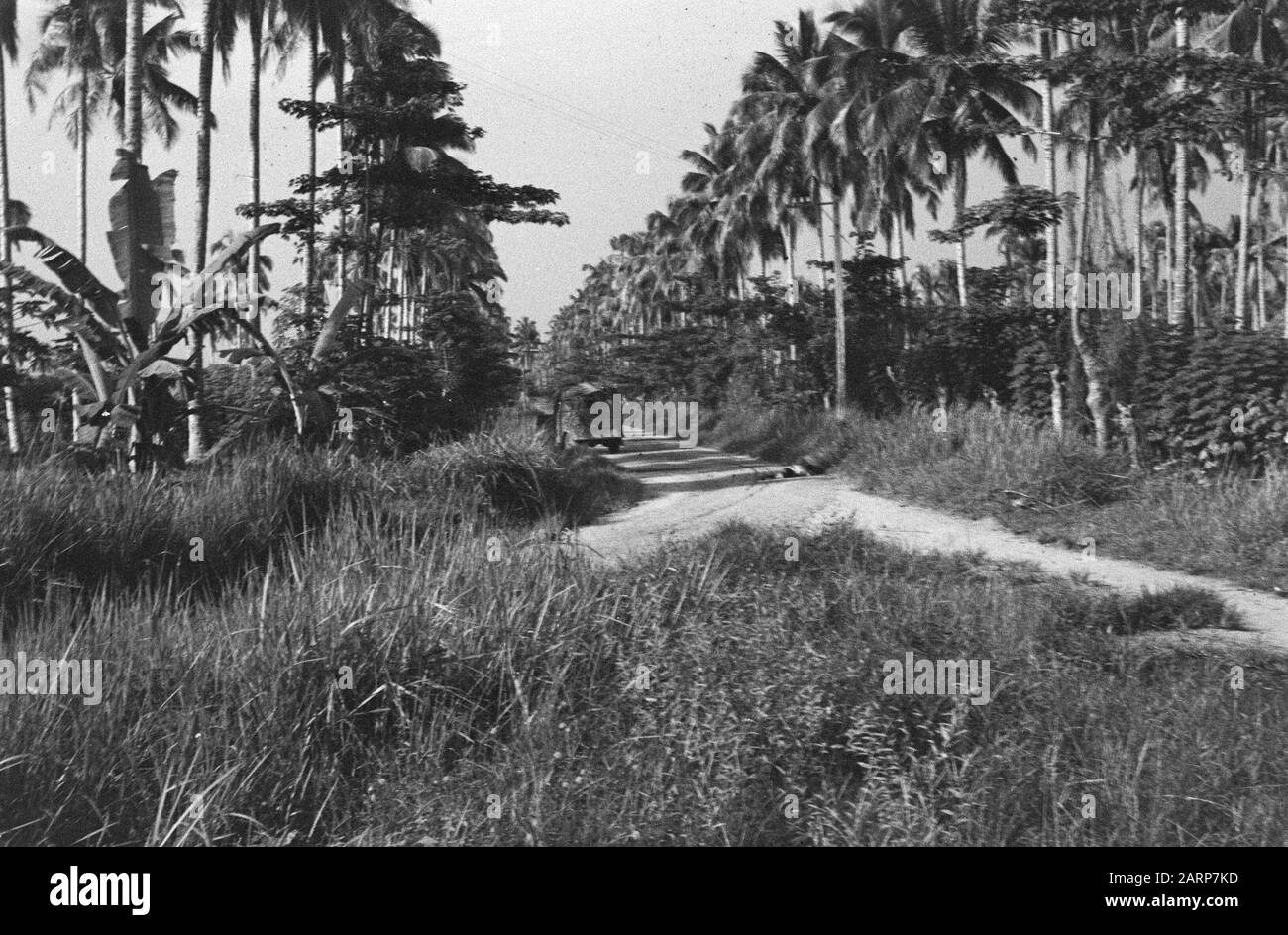 Loeboek Pakem en Baoengan  [a vehicle is in the roadside. On the right there seems to be a body] Date: 29 July 1948 Location: Indonesia, Dutch East Indies, Sumatra Stock Photo