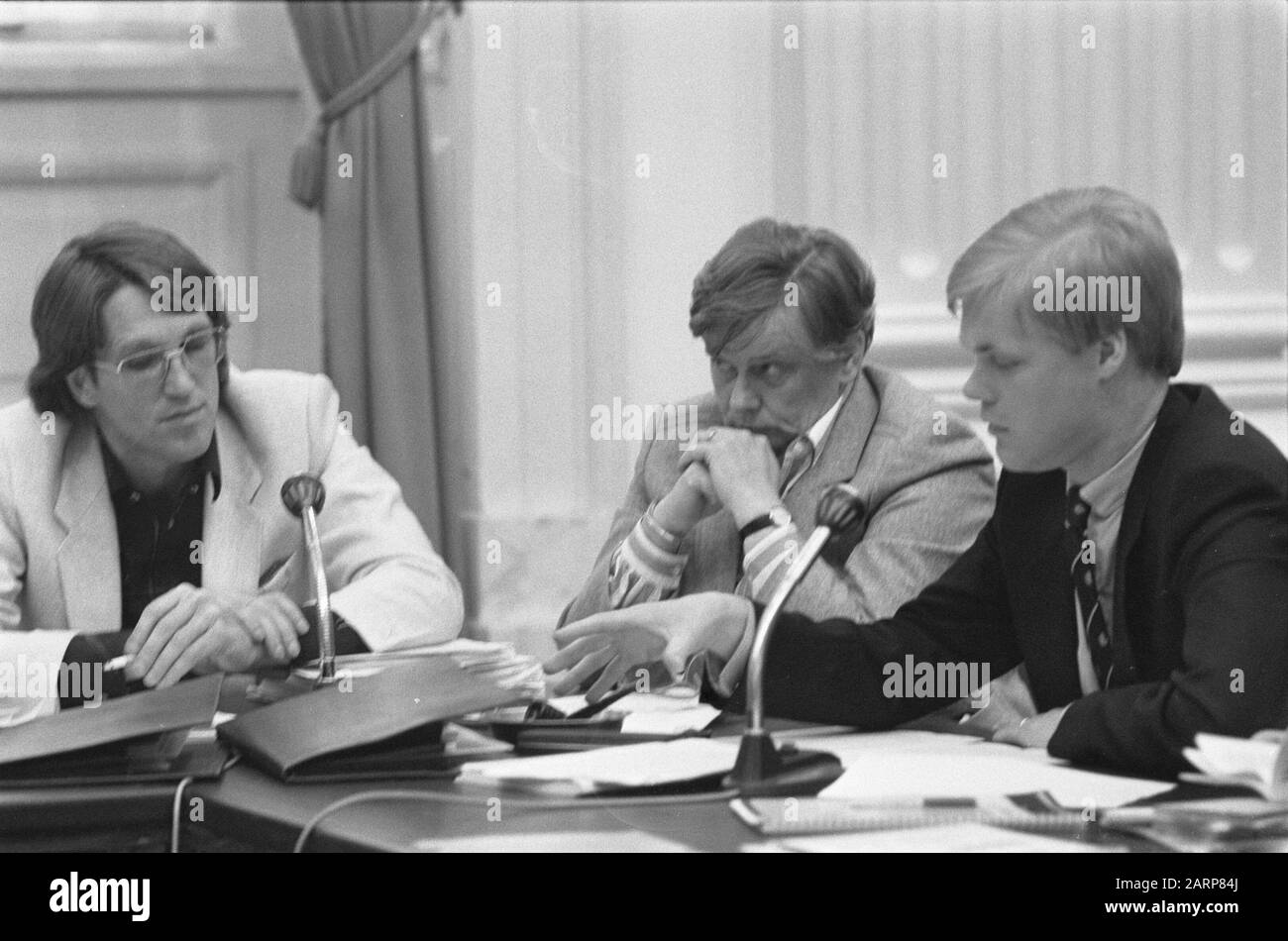 Special committee against fraud meeting in the House of Representatives on the report Abuse and Improper Use in the field of Taxation (ISMO), on combating fraud with social benefits  V.L.N.R. Kombrink, mrs. Dales and Mr. Linschoten Date: 13 June 1983 Location: The Hague, Zuid-Holland Keywords: taxes, fraud, parliamentary debates, parliamentarians, social security Personal name: Dales, Ien, Kombrink, Hans, Linschoten, Robin Stock Photo