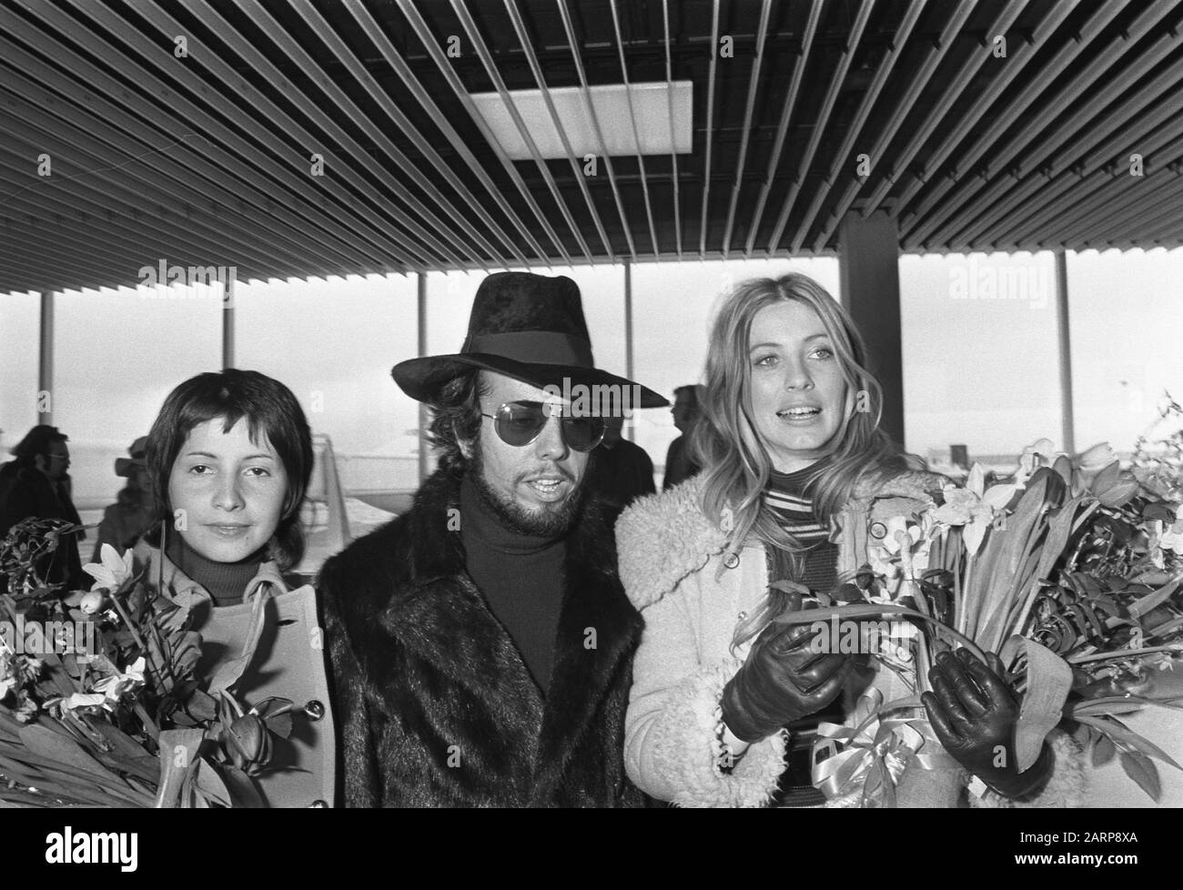 Arrival of Brazilian musician Sergio Mendes and his group on  From l.n.r. Gracinha Leporace (wife of Mendes), Sergio Mendes and Karen Philip Date: 5 March 1971 Location: Noord-Holland, Schiphol Keywords: arrivals, musicians, airports, singers Personal name: Leporace, Gracinha, Mendes, Sergio, Philip, Karen Stock Photo