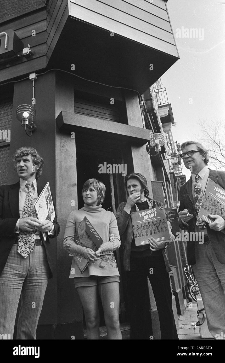 New album by Gerard Cox ('Wie points Gerard Cox de road') and Jaap van de Merwe ('Riot crow') in Amsterdam  V.l.n.r. Gerard Cox, Jenny Arean, Rob Touber and Jaap van de Merwe Date: 30 March 1971 Location: Amsterdam, Noord-Holland Keywords: gramophone records, musicians, singers Personal name: Arean, Jenny, Cox, Gerard, Merwe, Jaap van de, Touber, Rob Stock Photo