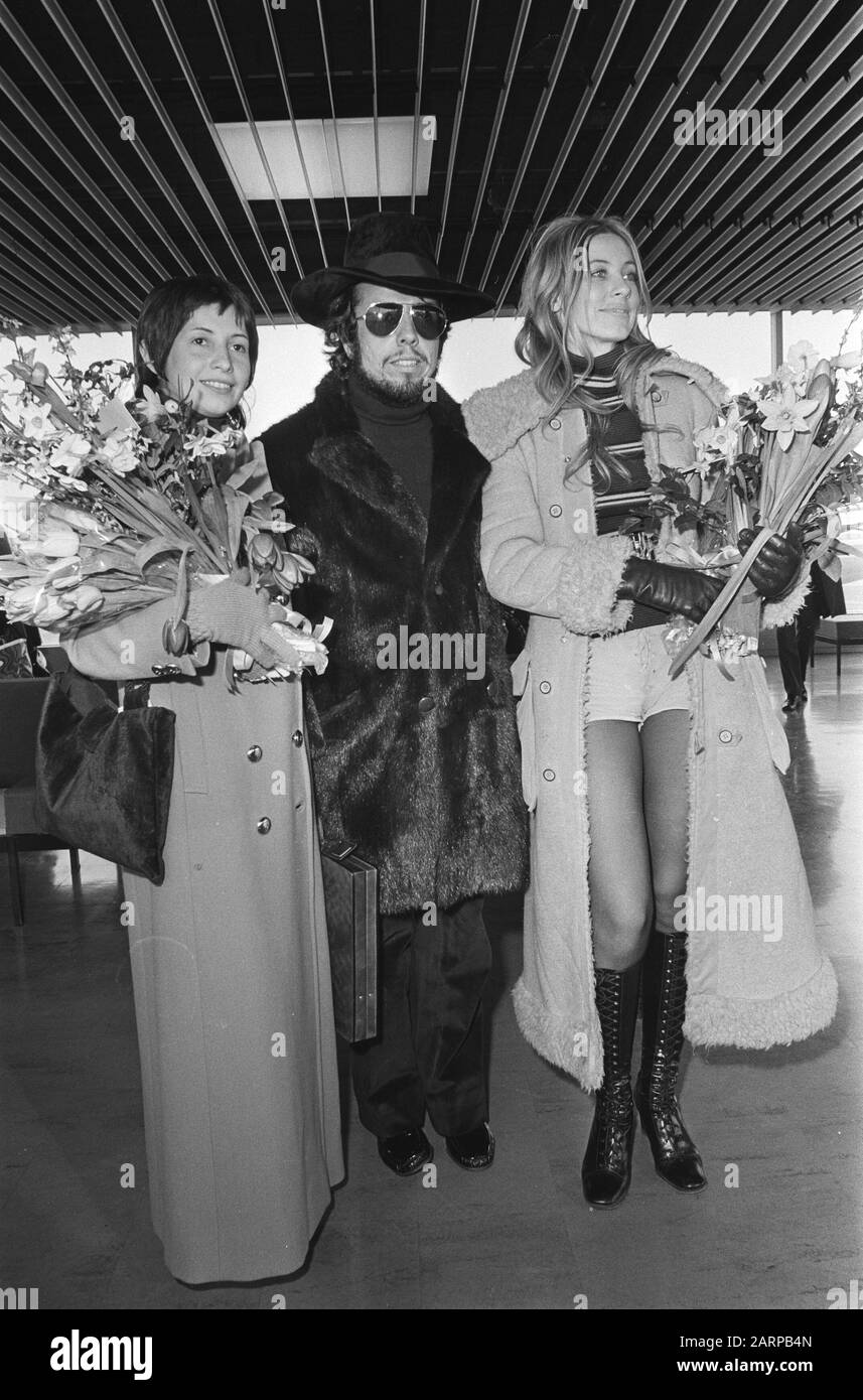 Arrival of Brazilian musician Sergio Mendes and his group on  From l.n.r. Gracinha Leporace (wife of Mendes), Sergio Mendes and Karen Philip Date: 5 March 1971 Location: Noord-Holland, Schiphol Keywords: arrivals, musicians, airports, singers Personal name: Leporace, Gracinha, Mendes, Sergio, Philip, Karen Stock Photo