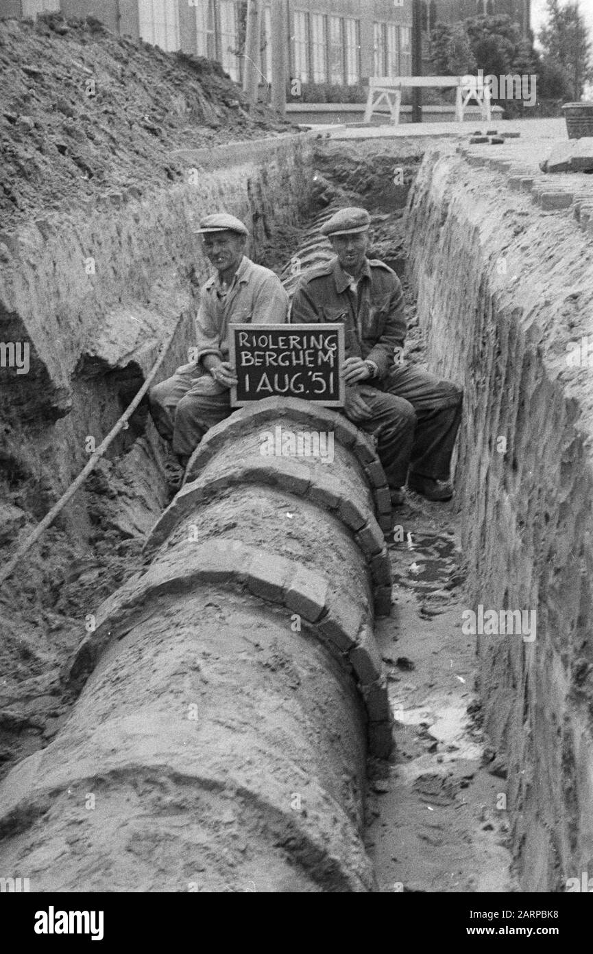 error constructed sewerage Date: August 1951 Location: Berghem Keywords: workers, gardening, divers, graves and demon of ditches, laying sewers, normalization of streams, sewer pipes Stock Photo