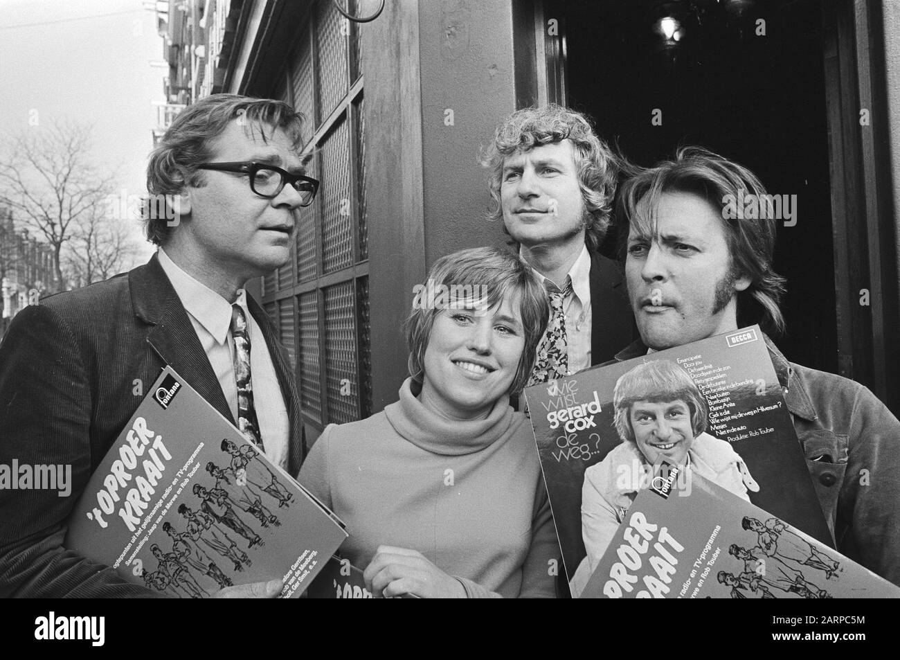 New album by Gerard Cox ('Wie points Gerard Cox de road') and Jaap van de Merwe ('Riot crow') in Amsterdam  V.l.n.r. Jaap van de Merwe, Jenny Arean, Gerard Cox and Rob Touber Date: 30 March 1971 Location: Amsterdam, Noord-Holland Keywords: gramophone records, musicians, singers Personal name: Arean, Jenny, Cox, Gerard, Merwe, Jaap van de, Touber, Rob Stock Photo