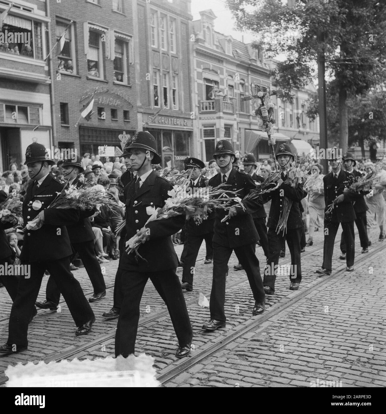 Four Days Nijmegen. Entry last day Bobbies (London Police) Date: 25 July 1952 Location: Nijmegen Keywords: sport, hiking Stock Photo