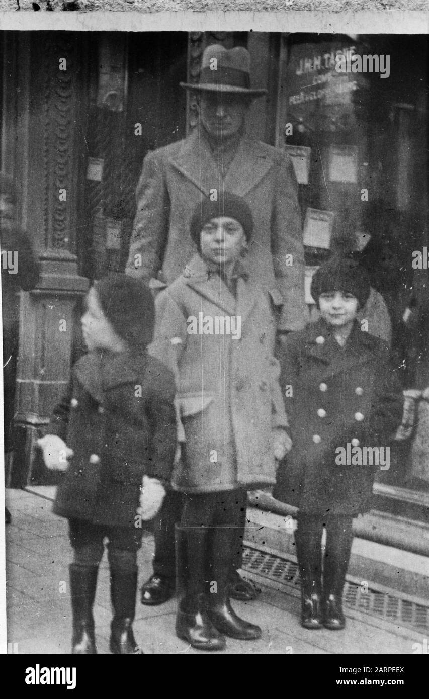 Photos family Wagner  A man with three children for a store Annotation: The photo is a reproduction of an older original Date: 27 November 1964 Location: Amsterdam Keywords: families Personal name: Wagner Stock Photo