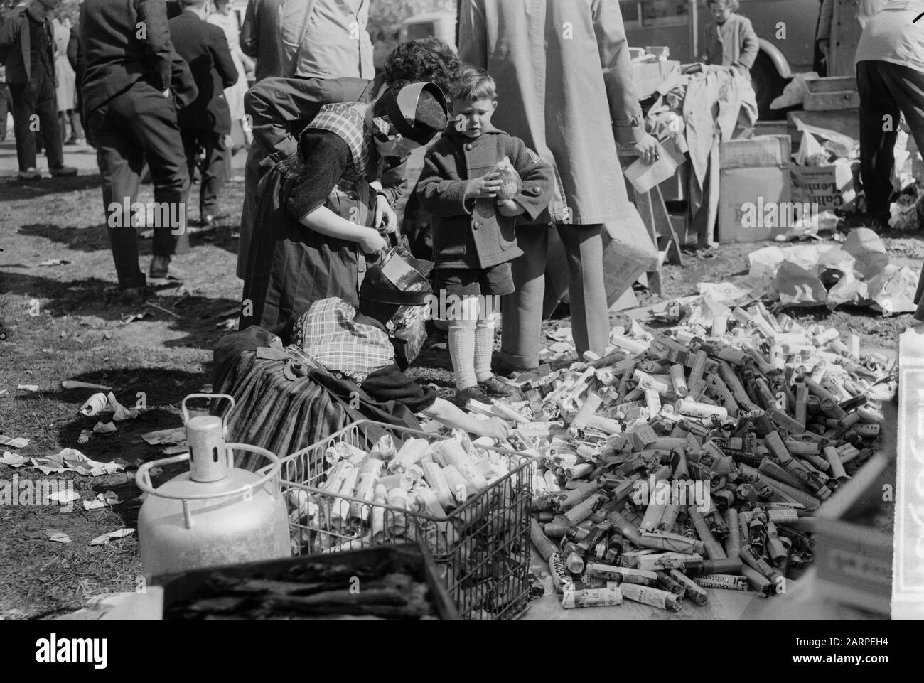 Grote fair in Staphorst. Printing on the goods market Date: 18 april 1961 Location: Overijssel, Staphorst Keywords: Printtes, annual markets Stock Photo