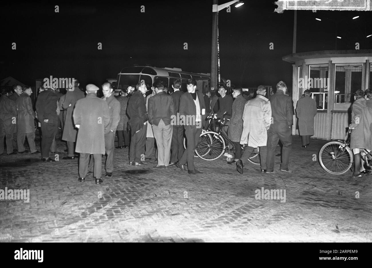Strike at AKU in Emmen, a group of strikers at the main entrance of the  site Date: April 9, 1965 Location: Emmen Keywords: Strikes Personal name:  AKU Stock Photo - Alamy