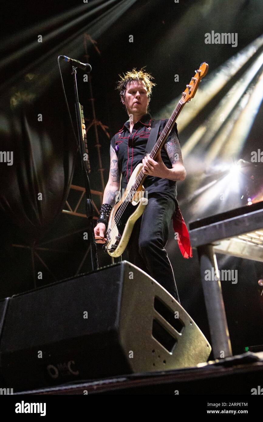 Sum 41 lead singer Deryck Whibley outside Beso Restaurant in Hollywood Los  Angeles, California - 05.08.09 Stock Photo - Alamy