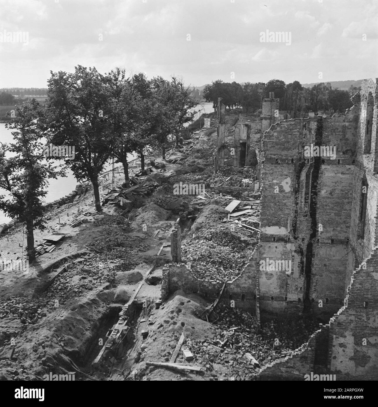 Vernielingen: Arnhem  [destroyed buildings along the Rijnkade] Date: June 1945 Location: Arnhem Keywords: Vernielingen, Second World War Stock Photo