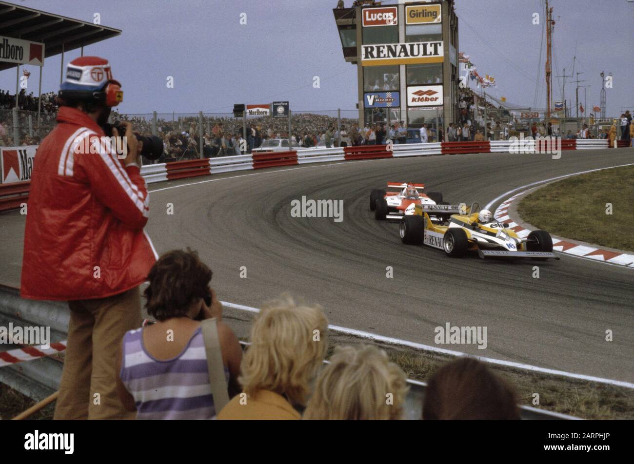 Grand Prix of the Netherlands at Zandvoort circuit; nr. 2: Rene Arnoux front in action, nr. 3: Carlos Reutemann behind Jacques Laffite Date: 30 August 1981 Location: Noord-Holland, Zandvoort Keywords: autoraces Personal name: Carlos Reutemann, Rene Arnoux Stock Photo