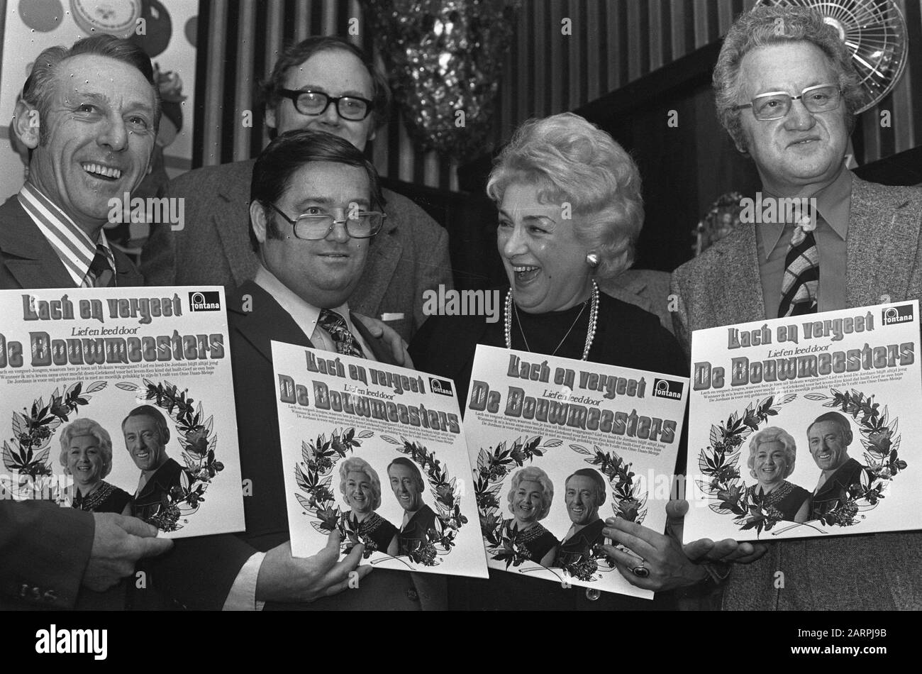 Presentation of an LP by the Bouwmeesters in café Nol in the Jordaan  V.l.n.r. Niek Bouwmeester, Willy Alberti, Bep Bouwmeester and Johnny Jordaan Date: 19 February 1974 Location: Amsterdam, Noord-Holland Keywords: gramophone records Personal name: Alberti, Willy, Architect, Bep, Architect, Niek, Jordaan, Johnny Stock Photo
