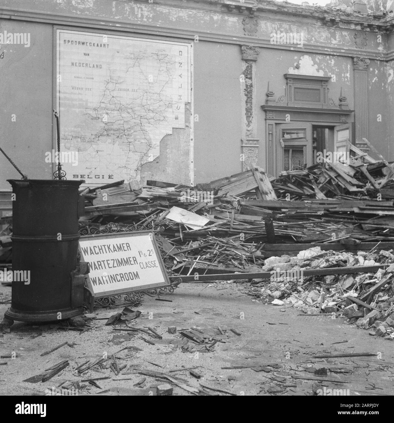 [The bombarded N.S.station Vlissingen in Vlissingen] Annotation On