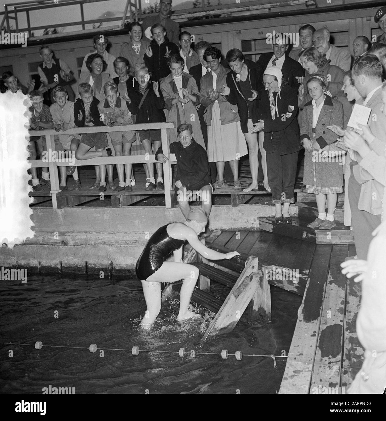 Tine van Brenk new record 800 m freestyle Date: 18 August 1953 Keywords: records, swimming Stock Photo