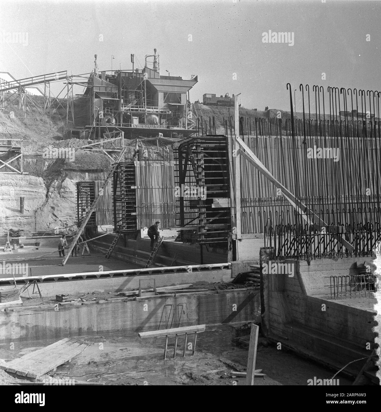 Velsertunnel under construction with seagoing ship Date: March 12, 1954 Keywords: under construction Institution name: Velsertunnel Stock Photo