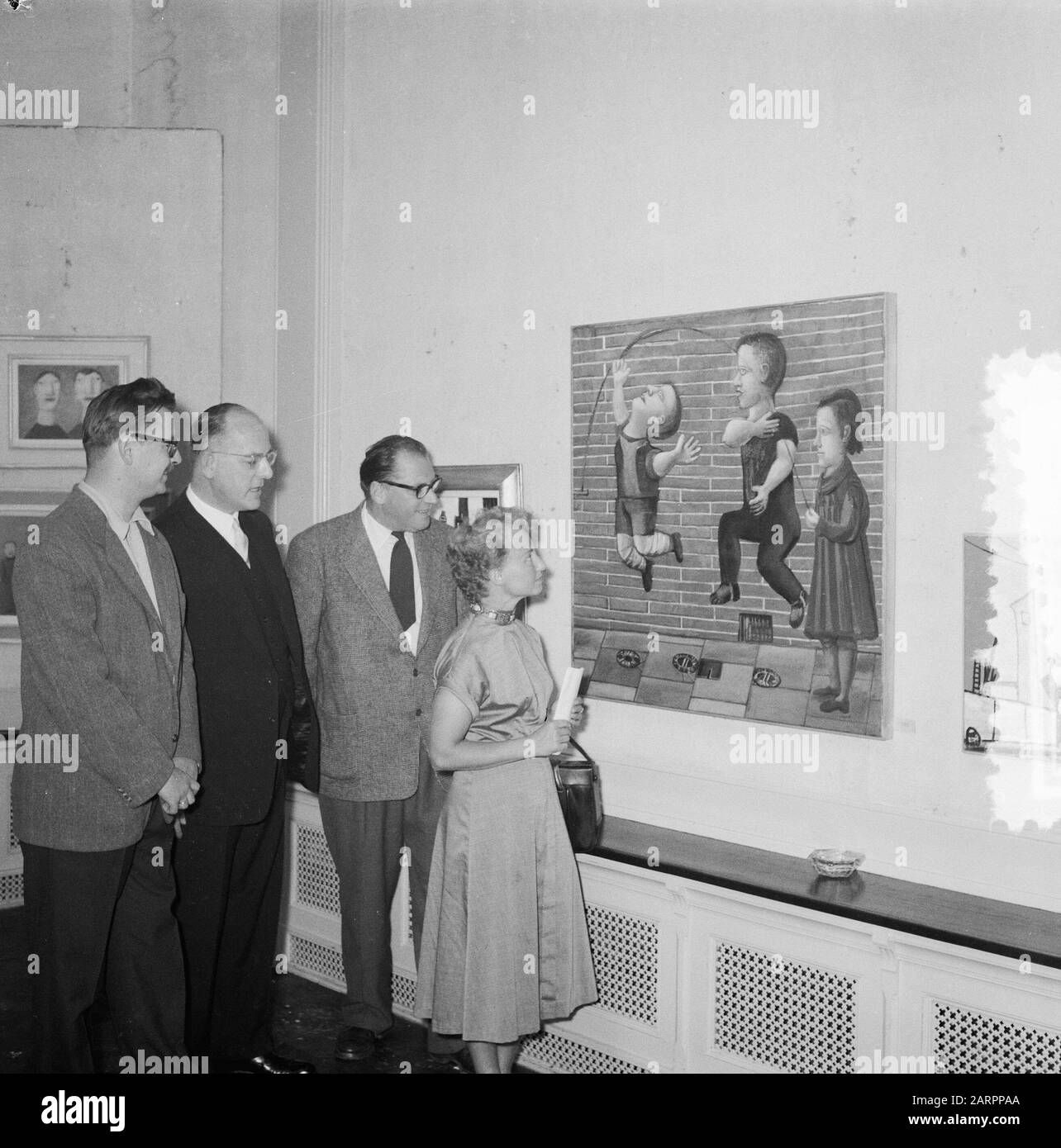 Awards J. Marisprijs Den Haag, Co Westerik, mayor Schokking, W. Hussen, Jeny Dalenoord Date: 30 July 1955 Location: The Hague, Zuid-Holland Keywords: Awards Personal name: Mayor Schokking, Co Westerik, J. Marisprijs W. Hussen Stock Photo