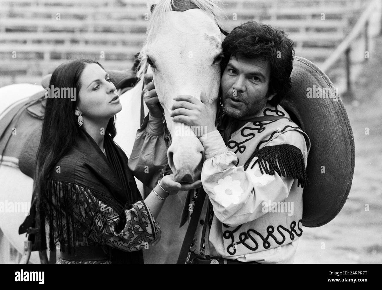 Claus Wilcke, deutscher Schauspieler, mit Kollegin in der Geschichte 'Im Tal des Todes' bei den Karl May Festspielen, in Bad Segeberg, Deutschland 1980. German actor Claus Wilcke playing with a woman in the story 'Im Tal des Todes' at Karl May Festspiele in Bad Segeberg, Germany 1980. Stock Photo