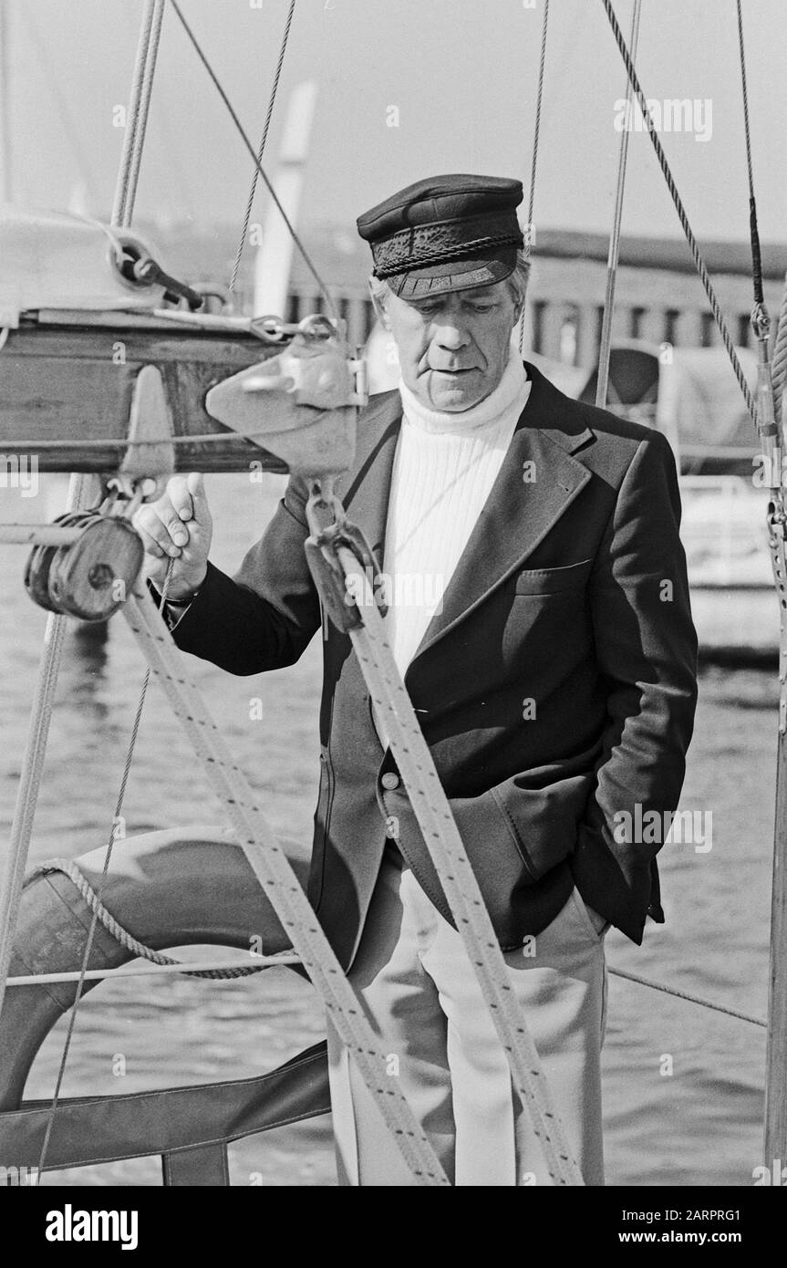 Bundeskanzler Helmut Schmidt beim Segeln, Deutschland um 1980. German  chancellor Helmut Schmidt sailing, Germany around 1980 Stock Photo - Alamy