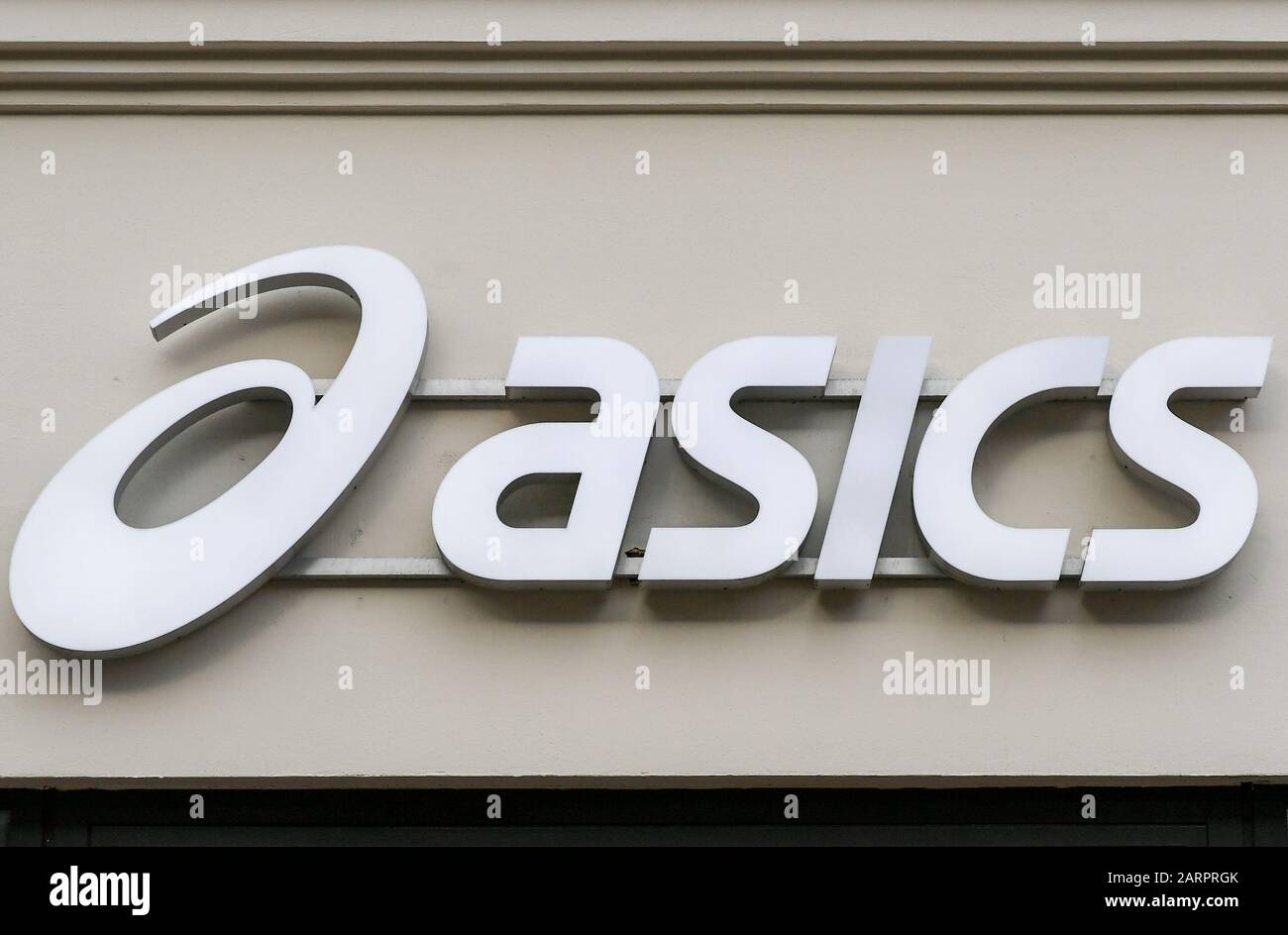 Berlin, Germany. 27th Jan, 2020. The "asics" logo above the entrance to a  shop of the Japanese sports shoe and clothing brand in Tauentzienstraße.  Credit: Jens Kalaene/dpa-Zentralbild/ZB/dpa/Alamy Live News Stock Photo -