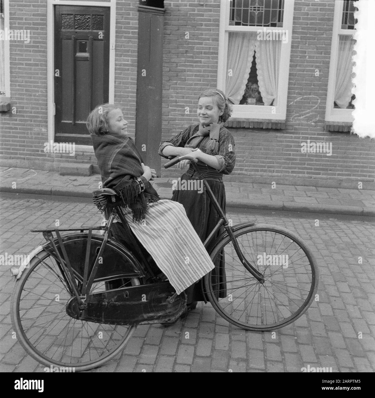 Serie Volendam Date: 11 February 1957 Location: Noord-Holland, Volendam Stock Photo