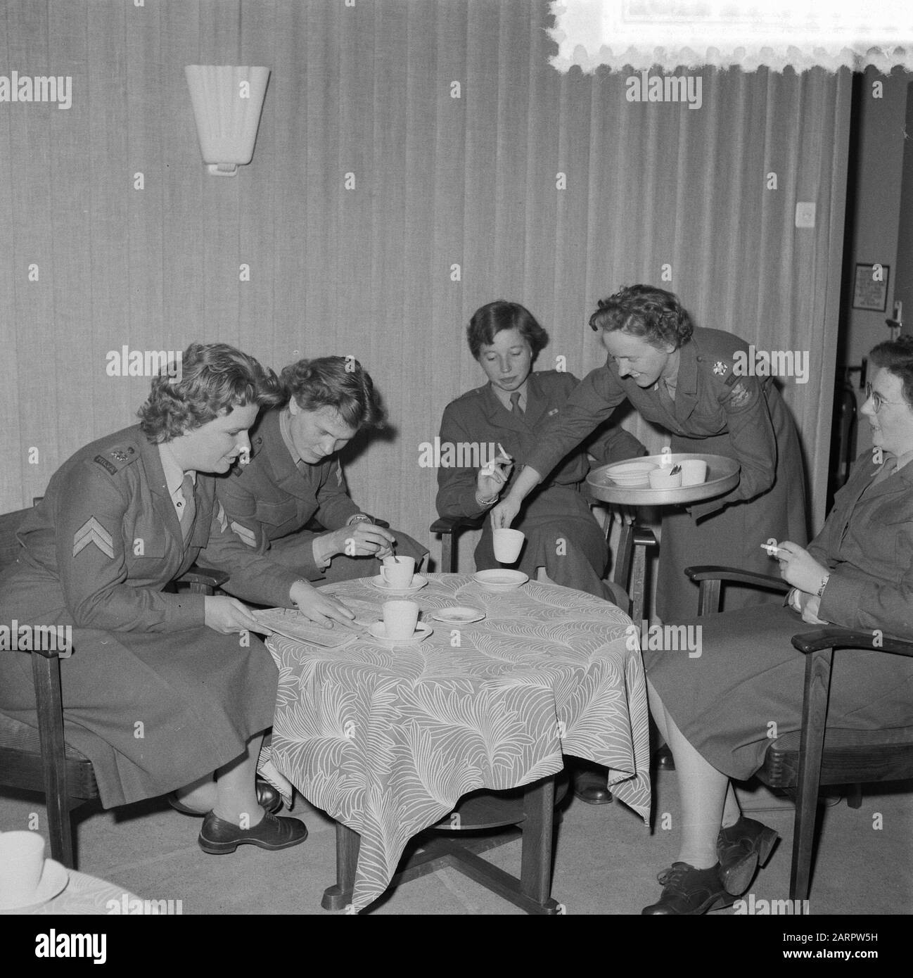 Follow-up series Milva (see also 85796) Date: May 16, 1957 Keywords: uniforms Stock Photo