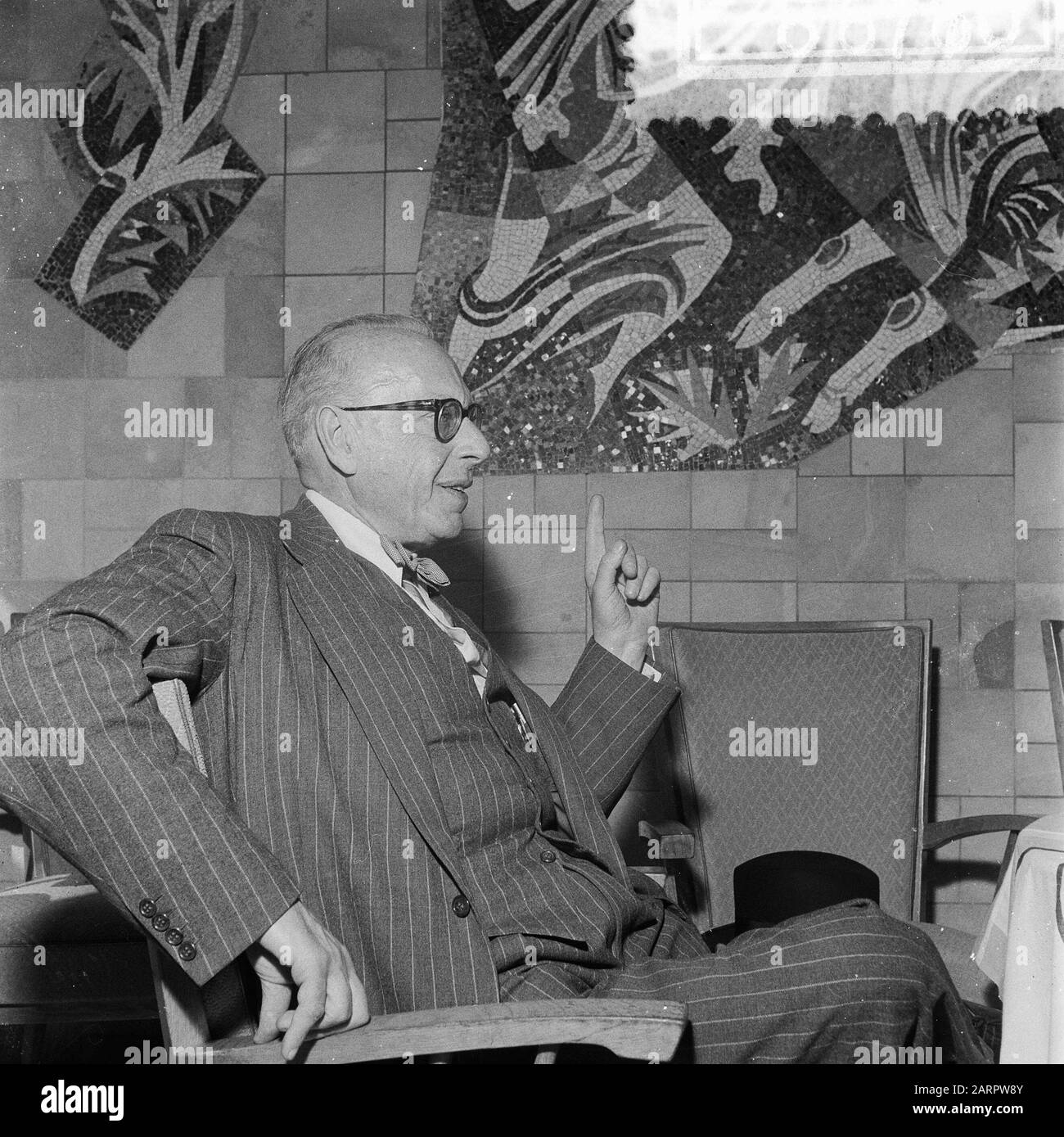 George Szell, conductor, and Clevelandorkest at Schiphol Date: June 14, 1957 Location: Noord-Holland, Schiphol Keywords: conductors Personal name: George Szell Stock Photo