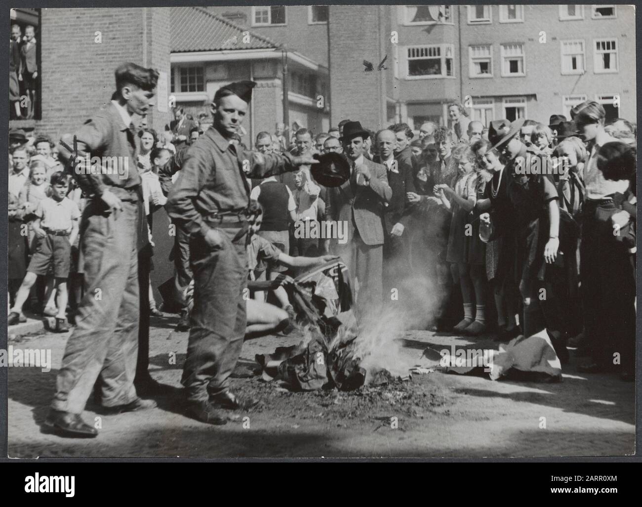 War, liberation and capitulation I  Burning of various objects on the street, with great interest Date: 1945 Stock Photo