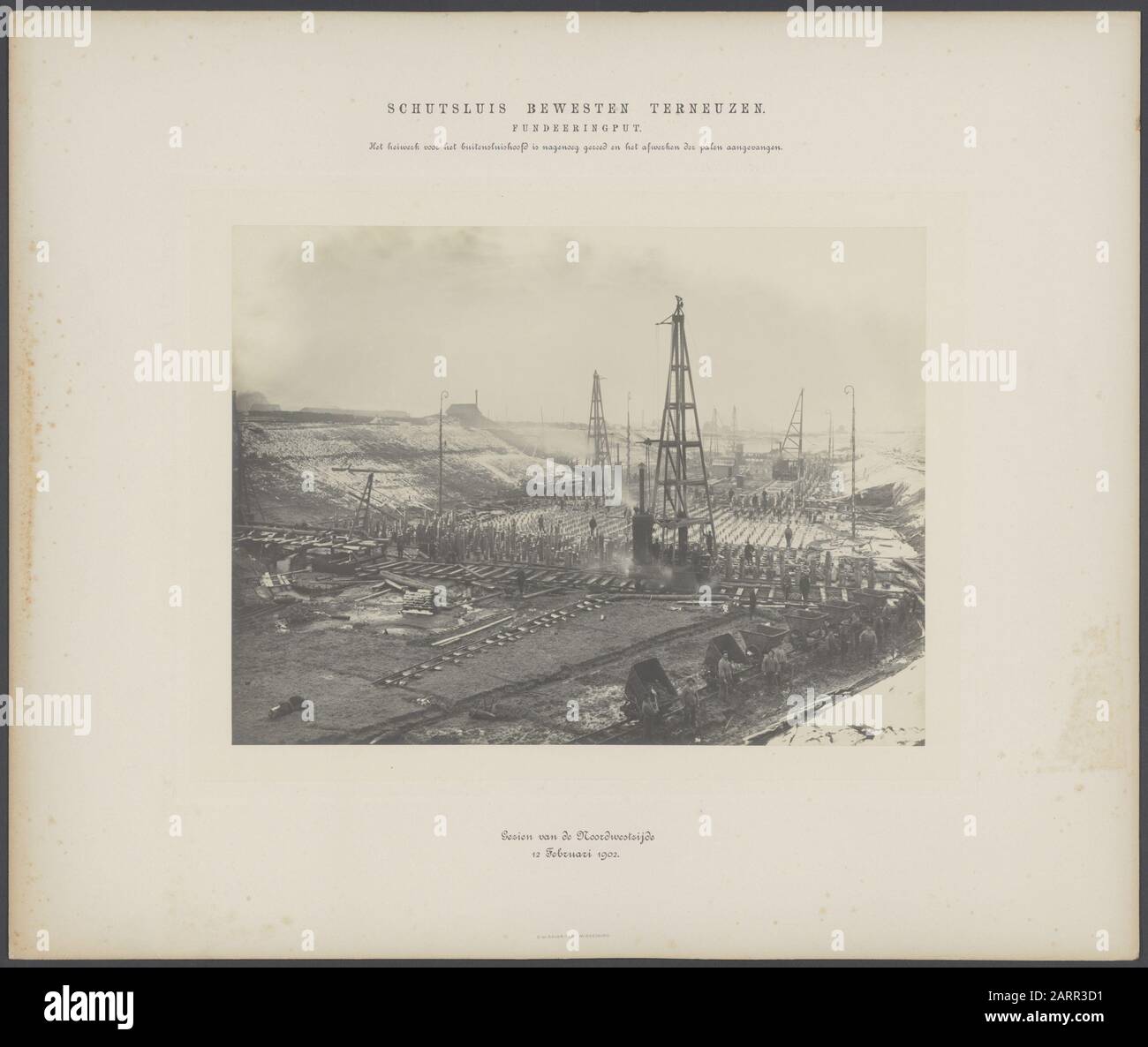 Schutsluis bewesten Terneuzen  Foundation pit. The piling for the outer fender head is almost ready and the finishing of the piles has begun. Seen from the northwest side Date: 12 February 1902 Location: Terneuzen, Terneuzen, Zeeland, Zeeland Keywords: foundation pits, piles, piles, tipping carts, floodgates, lock wells, hydraulic engineering, work tracks Stock Photo